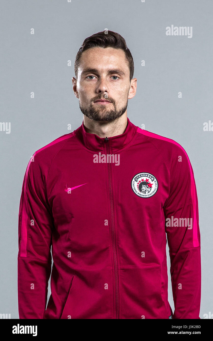 Ritratto di Australian soccer player James Holland di Liaoning Whowin F.C. per il 2017 Chinese Football Association Super League, Foshan City, a sud della Cina di provincia di Guangdong, 24 gennaio 2017. Foto Stock