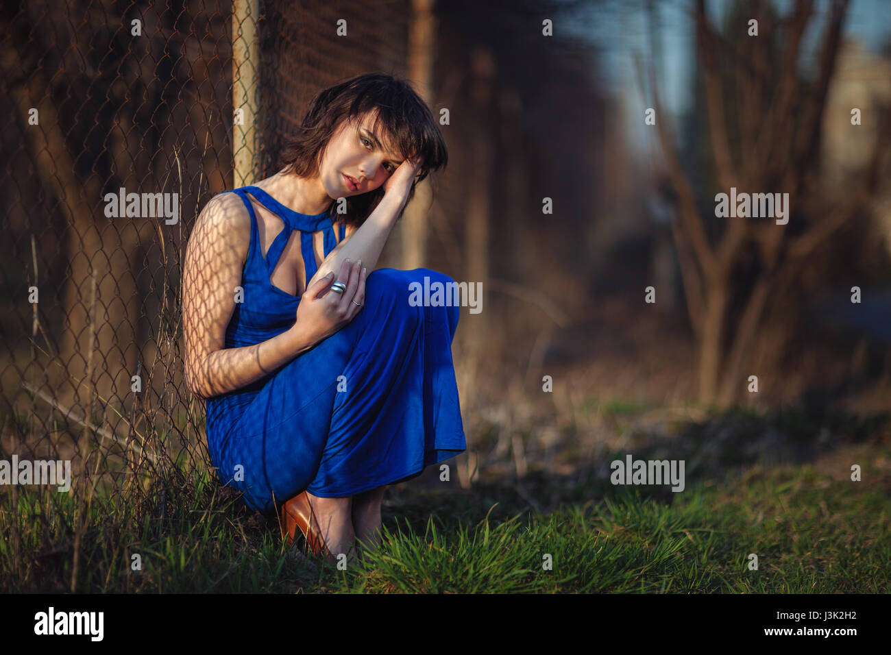 Bella ragazza in abito da sera è stata gettata e soffre. Foto Stock