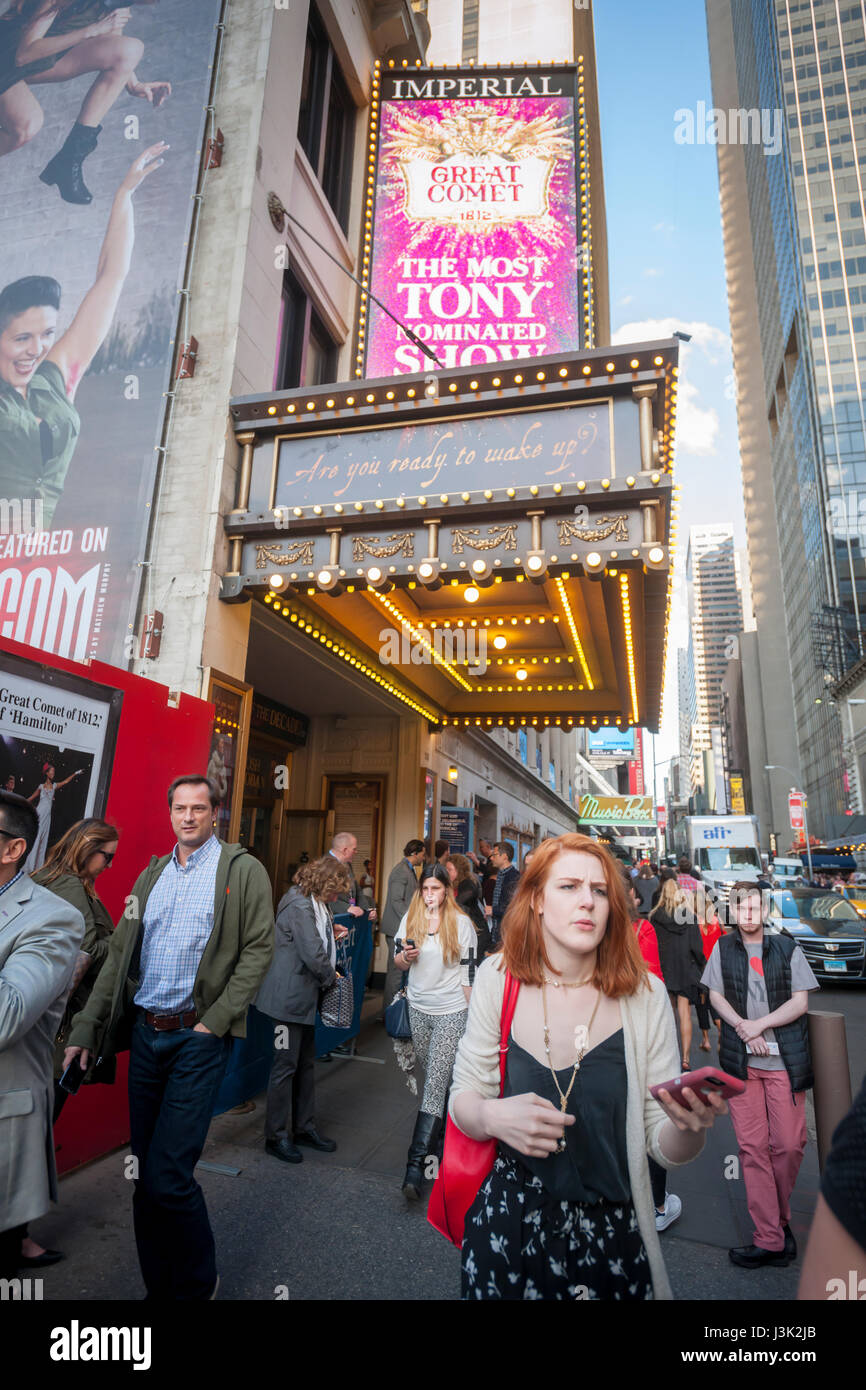 Schiere di theatergoers scendere sul Teatro Imperiale su Broadway a New York per vedere una performance martedì 2 maggio 2017 del musical "Natascia, Pierre & la grande cometa del 1812", nominato oggi per 12 Tony Awards tra cui Miglior Musical. (© Richard B. Levine) Foto Stock