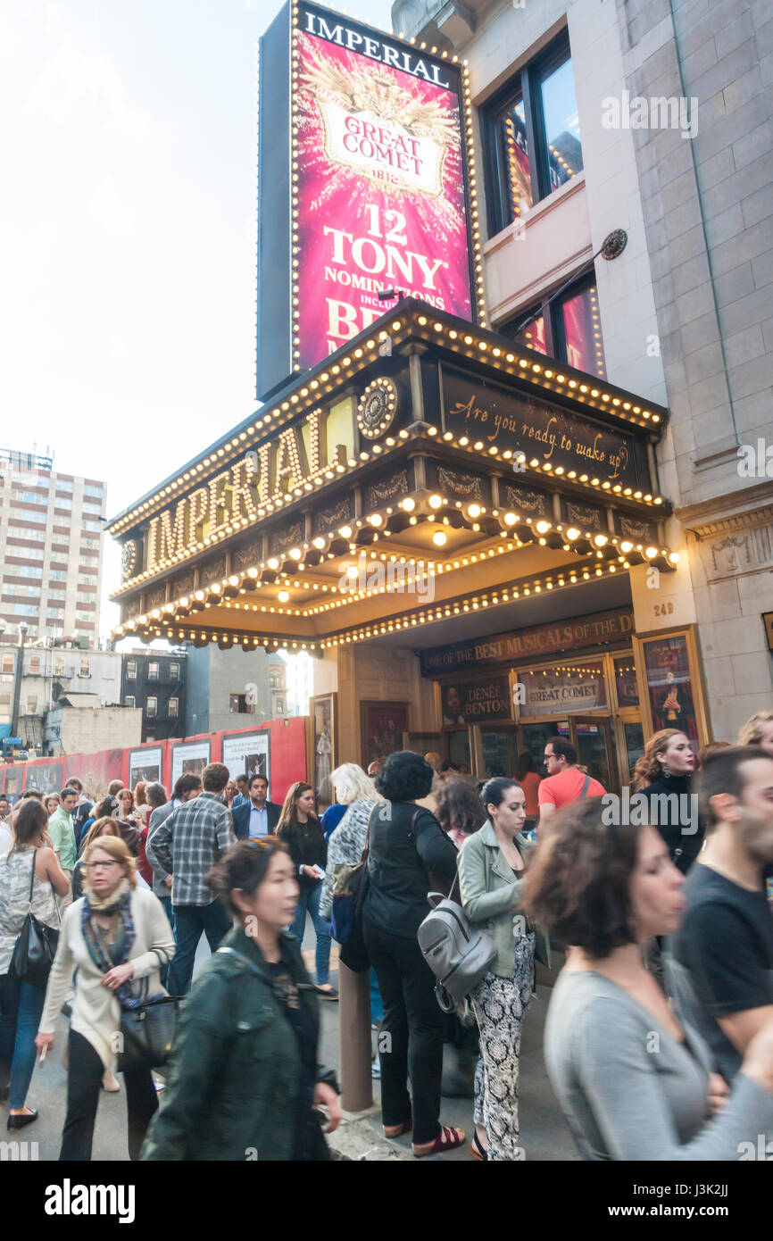 Schiere di theatergoers scendere sul Teatro Imperiale su Broadway a New York per vedere una performance martedì 2 maggio 2017 del musical "Natascia, Pierre & la grande cometa del 1812", nominato oggi per 12 Tony Awards tra cui Miglior Musical. (© Richard B. Levine) Foto Stock