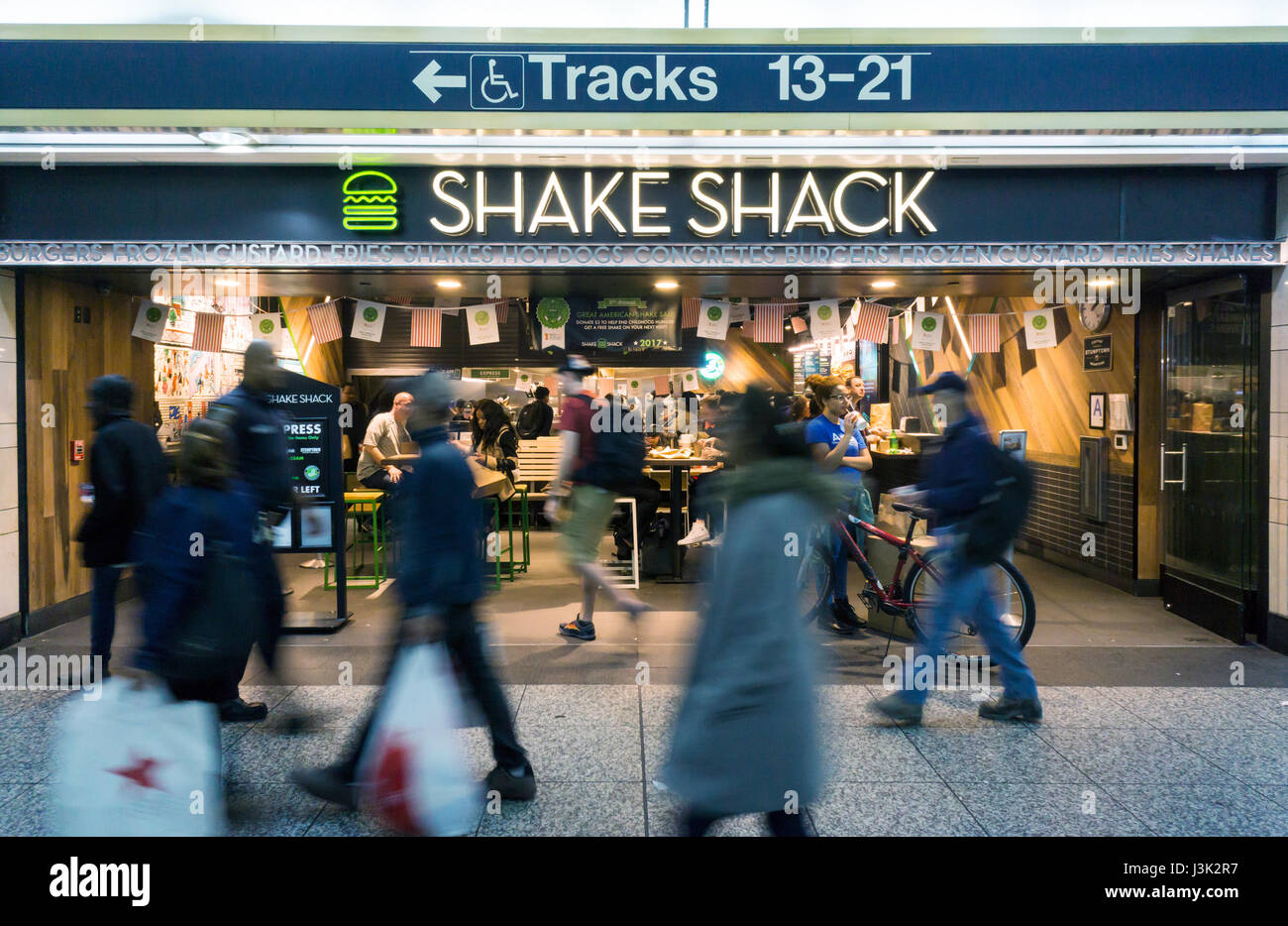 Uno Shake Shack ristorante a Penn Station a New York giovedì 4 maggio 2017. Shake Shack è pianificato per la relazione del primo trimestre dopo la campana di oggi. (© Richard B. Levine) Foto Stock