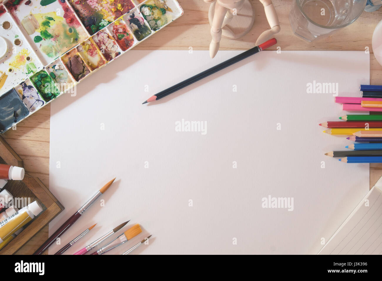 Hero Concetto di intestazione di una scrivania di artista Colore carta e matita su tavola di legno con tono vintage Foto Stock