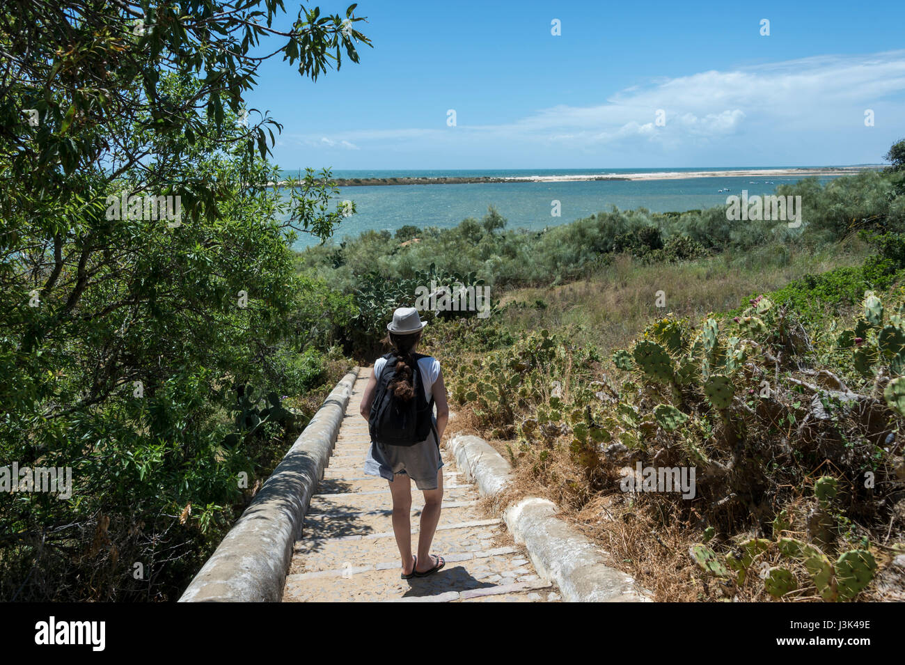 Passi giù per la spiaggia e le isole a Cacela Velha, Ria Formosa, Portogallo Foto Stock