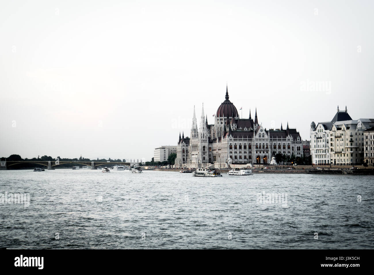 Un dissaturato immagine dell'edificio del parlamento a Budapest, Ungheria, che sorge sulle rive del fiume Danubio. Foto Stock