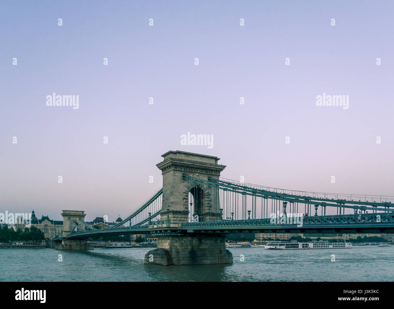 Vista laterale di Budapest storico ponte a catena in una dissaturato look urbano. Foto Stock