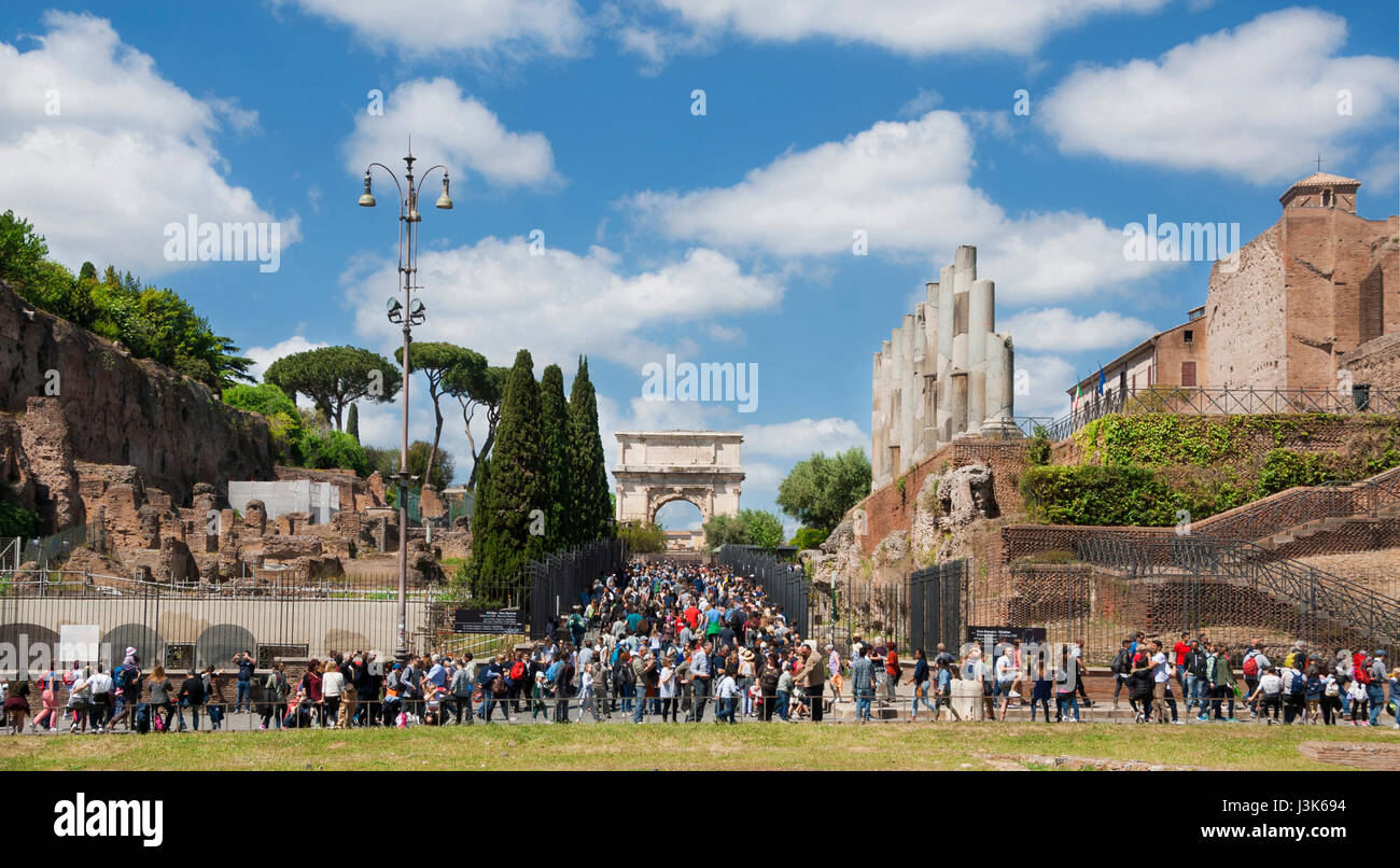 I turisti entrando in Foro Romano attraverso antico Arco di Tito, in Rome central area archeologica Foto Stock