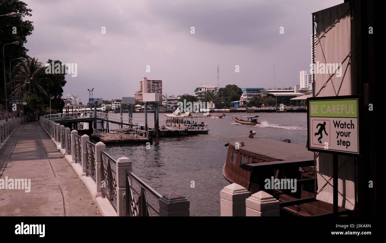 Riverwalk Thonburi Fiume Chao Phraya Bangkok in Thailandia Foto Stock