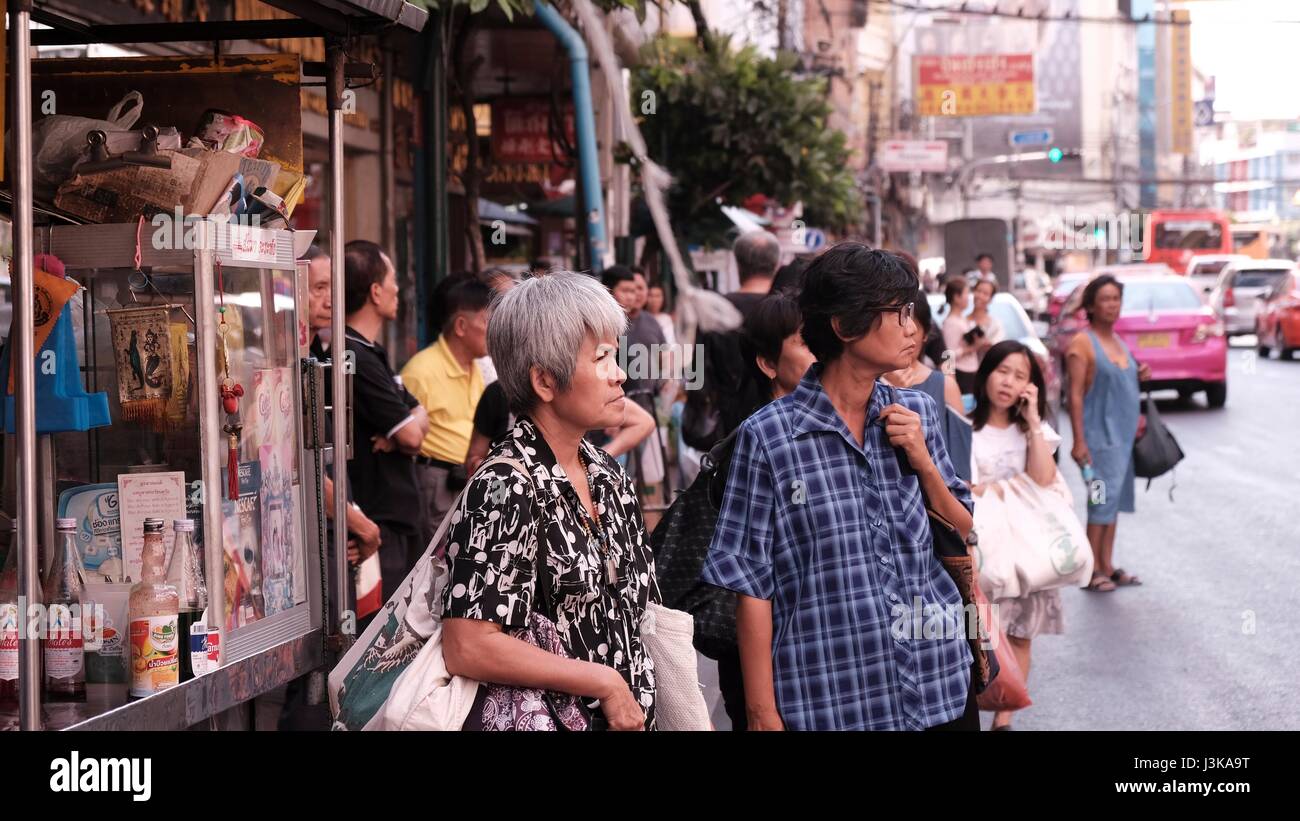I consumatori a piedi su Nathan Road Hong Kong Foto Stock