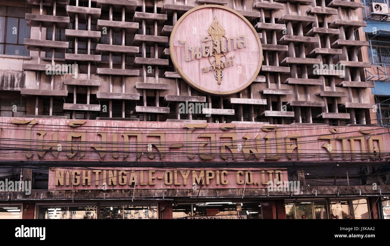 Architettura bruta Nightingale-Olympic Shopping Mall Triphet Kwang Road di Bangkok in Thailandia Foto Stock