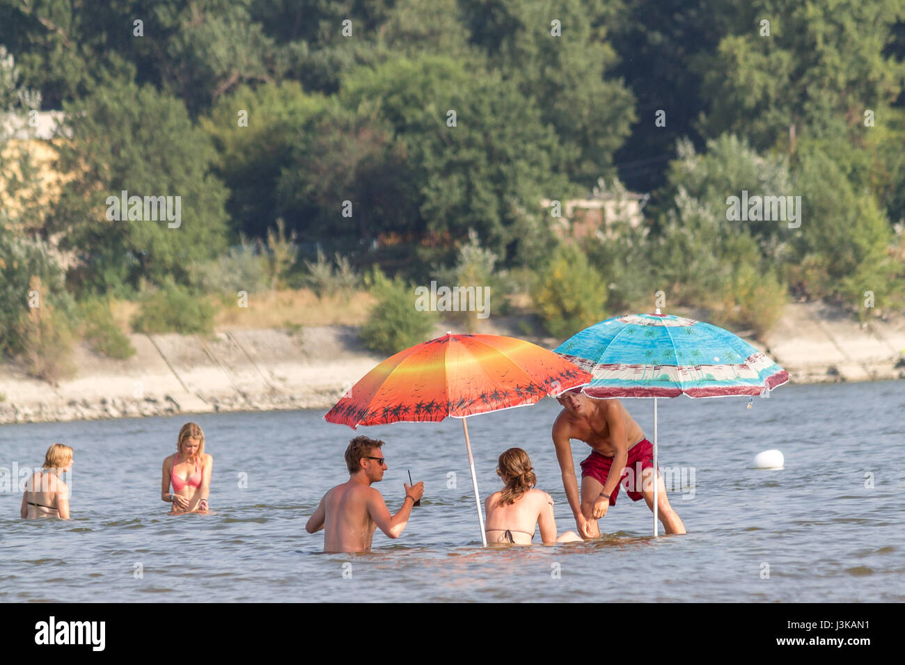 La gente seduta nel fiume Danubio durante il Sziget Festival a Budapest, Ungheria Foto Stock