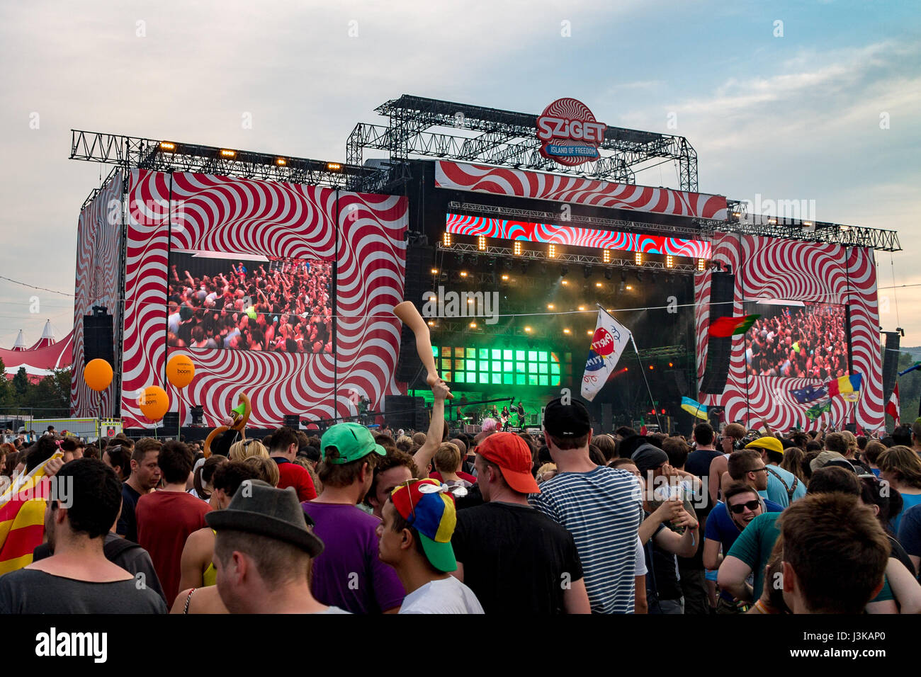 Il palco principale con un manichino gamba alla Sziget Festival a Budapest, Ungheria Foto Stock