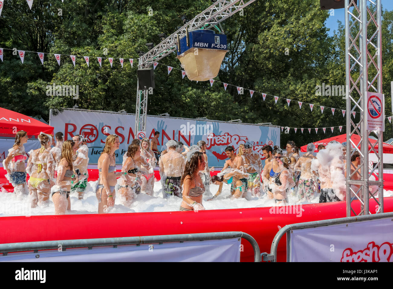 Per coloro che godono di un bagno di bolle al Sziget Festival a Budapest, Ungheria Foto Stock