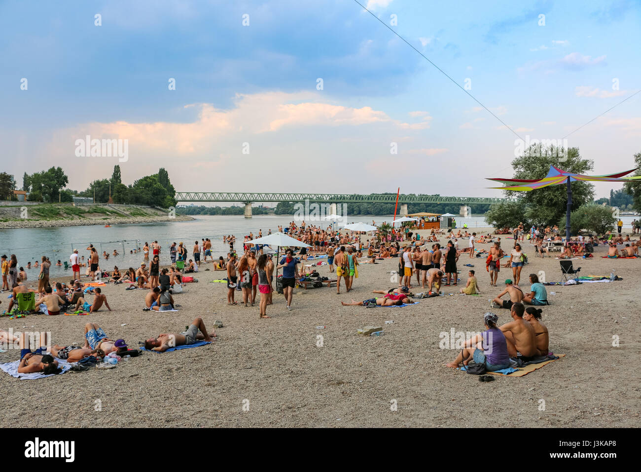 Rilassarsi sulla spiaggia presso il Sziget Festival a Budapest, Ungheria Foto Stock