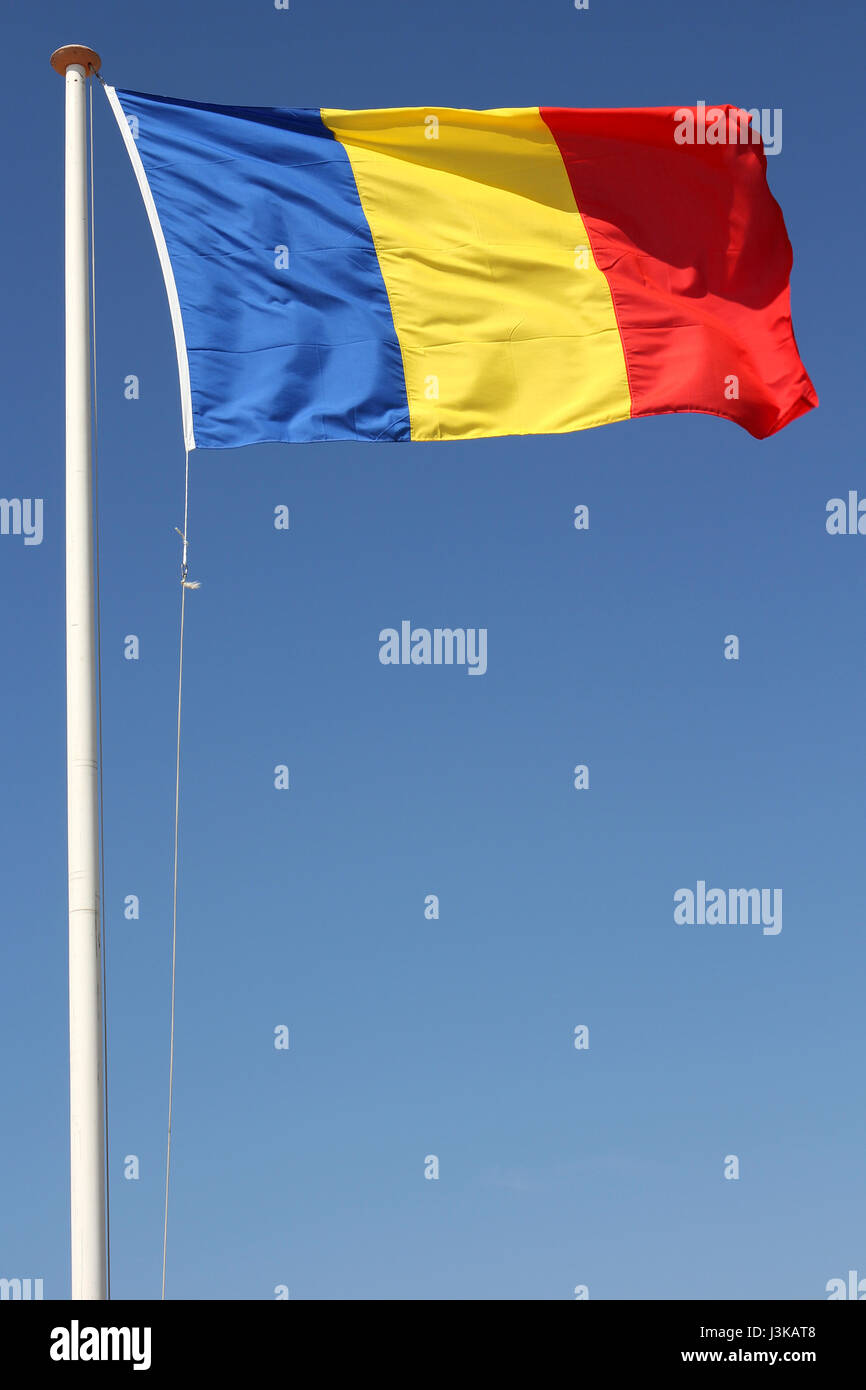 Bandiera rumena battenti nel vento Foto Stock