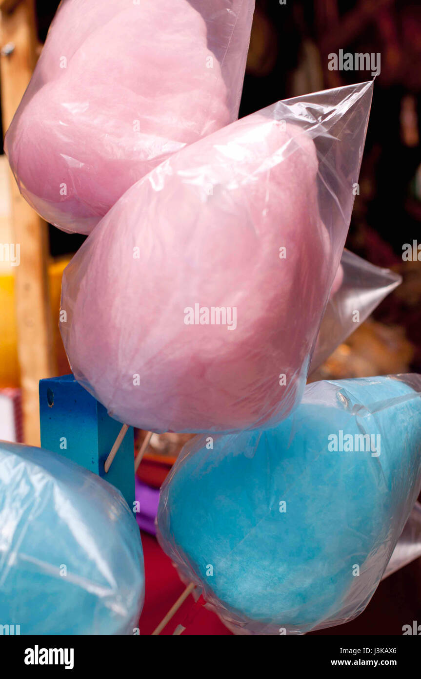 Stand alimentari vendita caramella di cotone in un carnevale Foto Stock