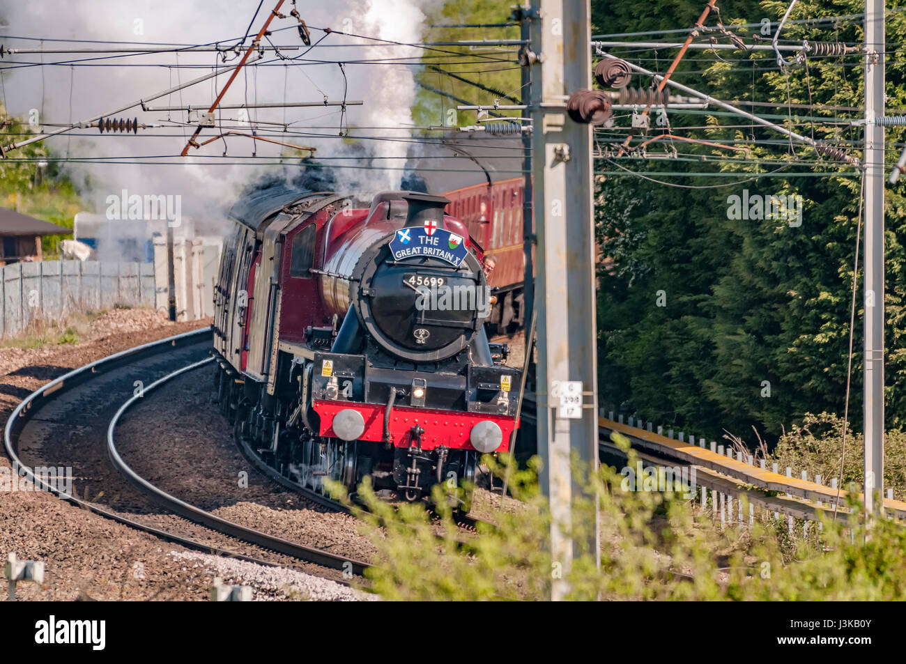 Warrington.Regno Unito.05 maggio 2017. LMS Giubileo classe 6P 4-6-0 n. 45699 Galatea tira la Gran Bretagna X vapore railtour da Grange Over Sands t Foto Stock