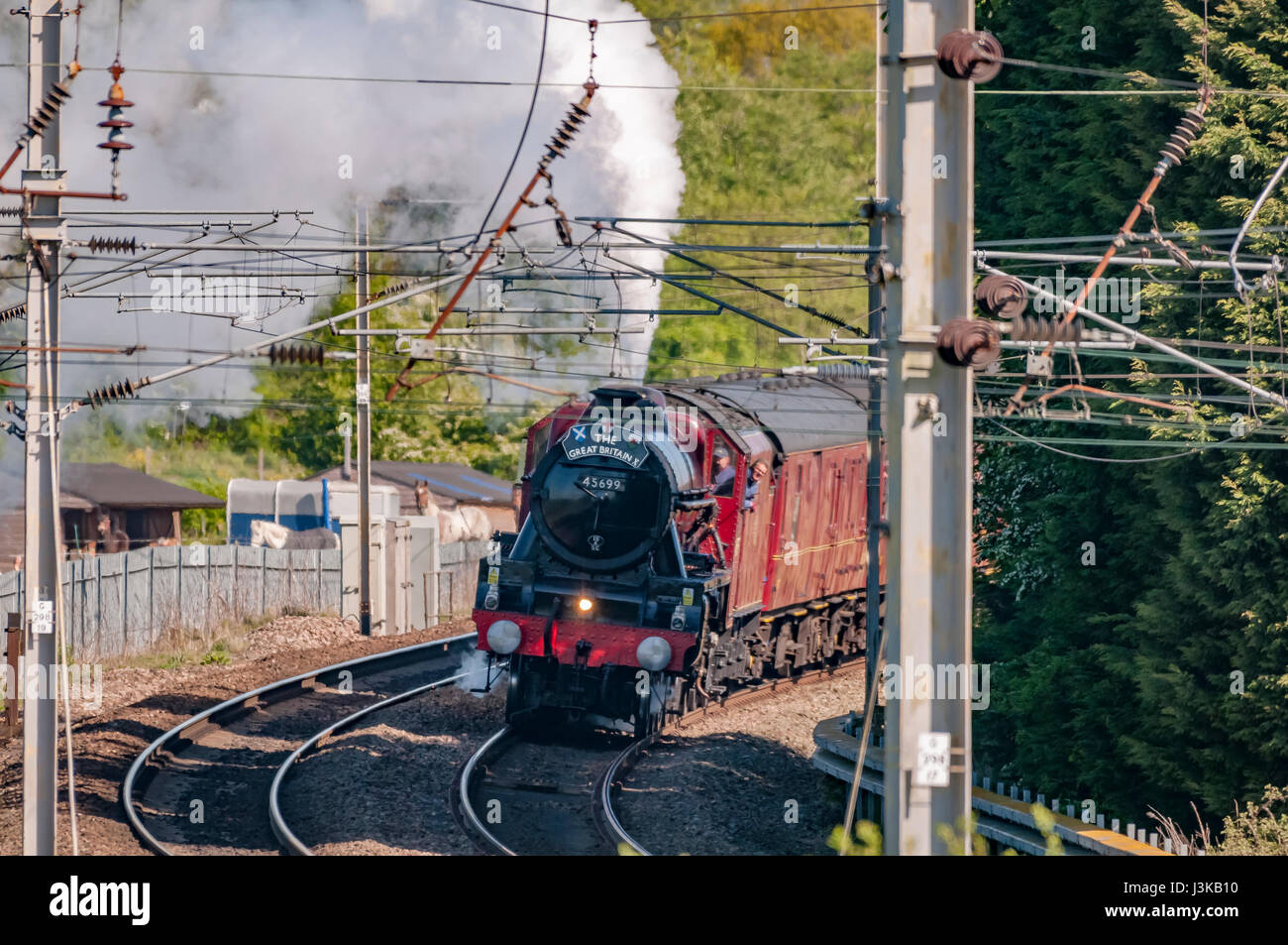 Warrington.Regno Unito.05 maggio 2017. LMS Giubileo classe 6P 4-6-0 n. 45699 Galatea tira la Gran Bretagna X vapore railtour da Grange Over Sands t Foto Stock