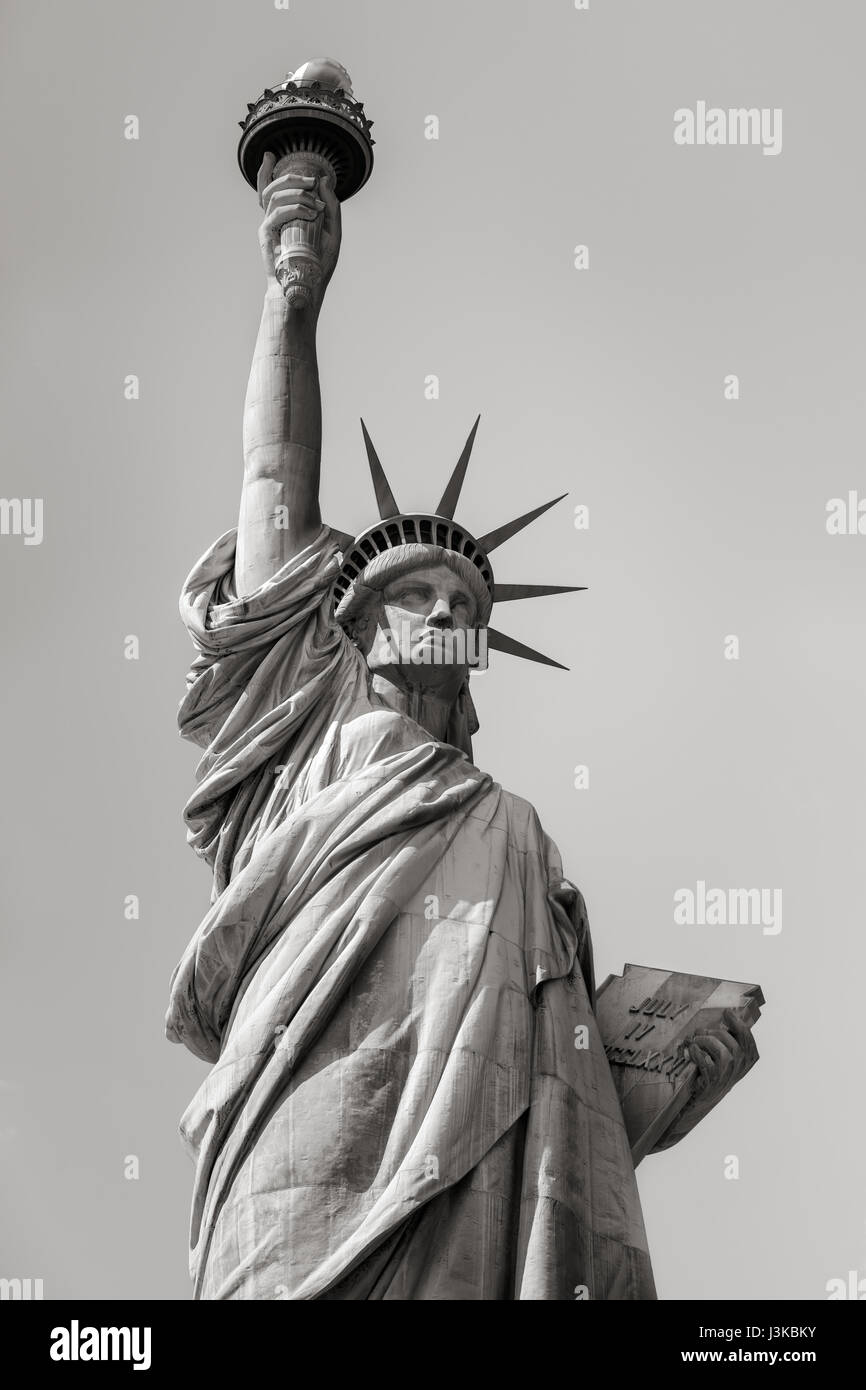 La Statua della Libertà in bianco e nero. Liberty Island, New York City, Stati Uniti d'America Foto Stock