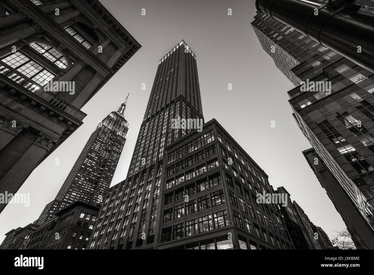 L'Empire State Building illuminato al crepuscolo. Grattacieli sulla Quinta Avenue, Midtown Manhattan, New York. Foto Stock