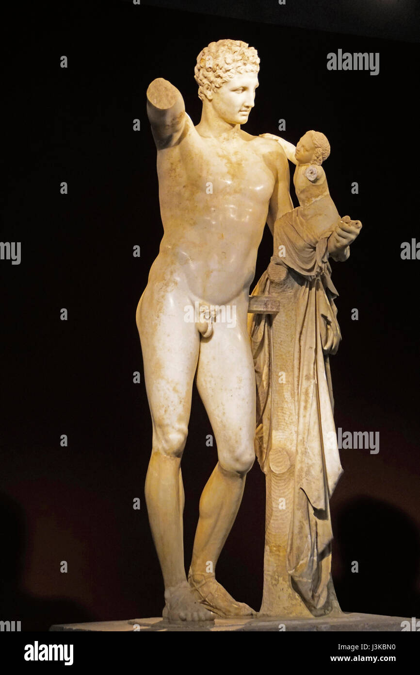 Olympia Museum statua di Hermes, messaggero degli dèi, tenendo neonato Dionysos. Foto Stock