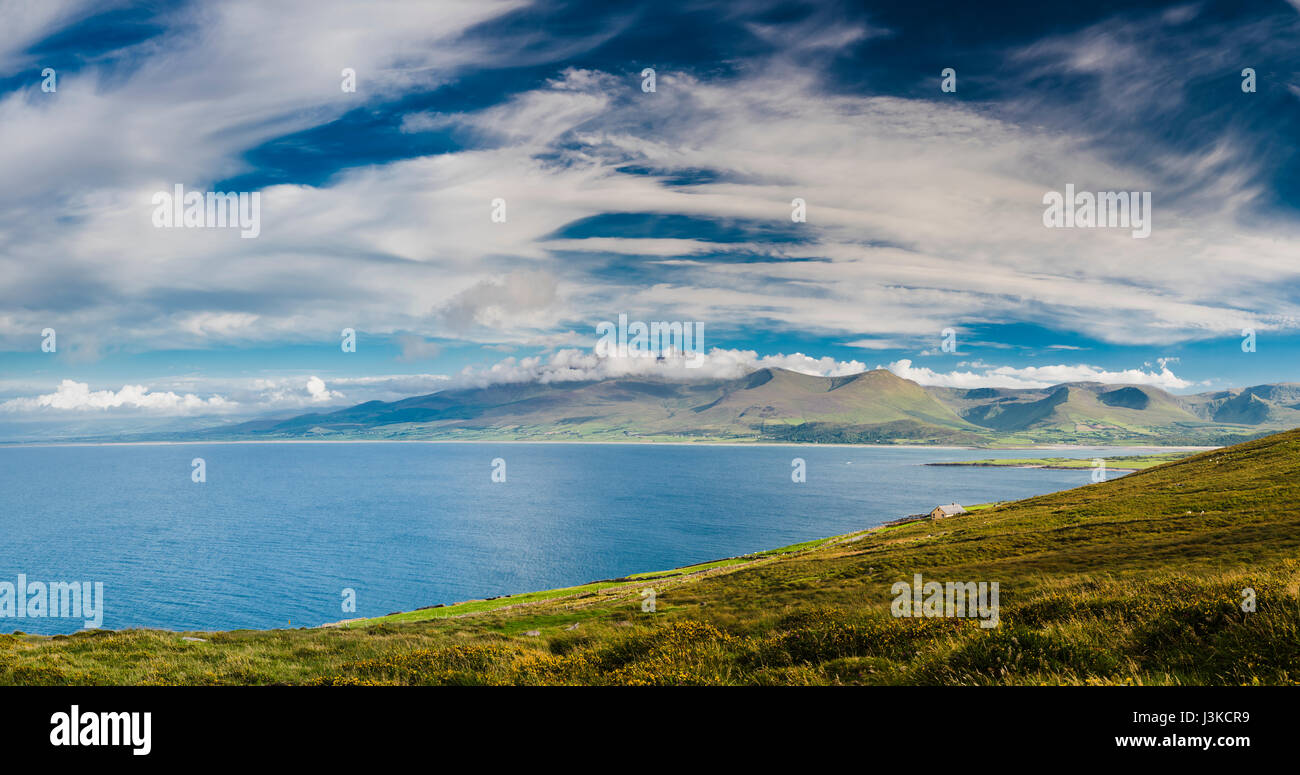 Vista panoramica verso le montagne della centrale della penisola di Dingle, nella contea di Kerry, Irlanda, dal punto di Brandon con spettacolari formazioni di nubi Foto Stock