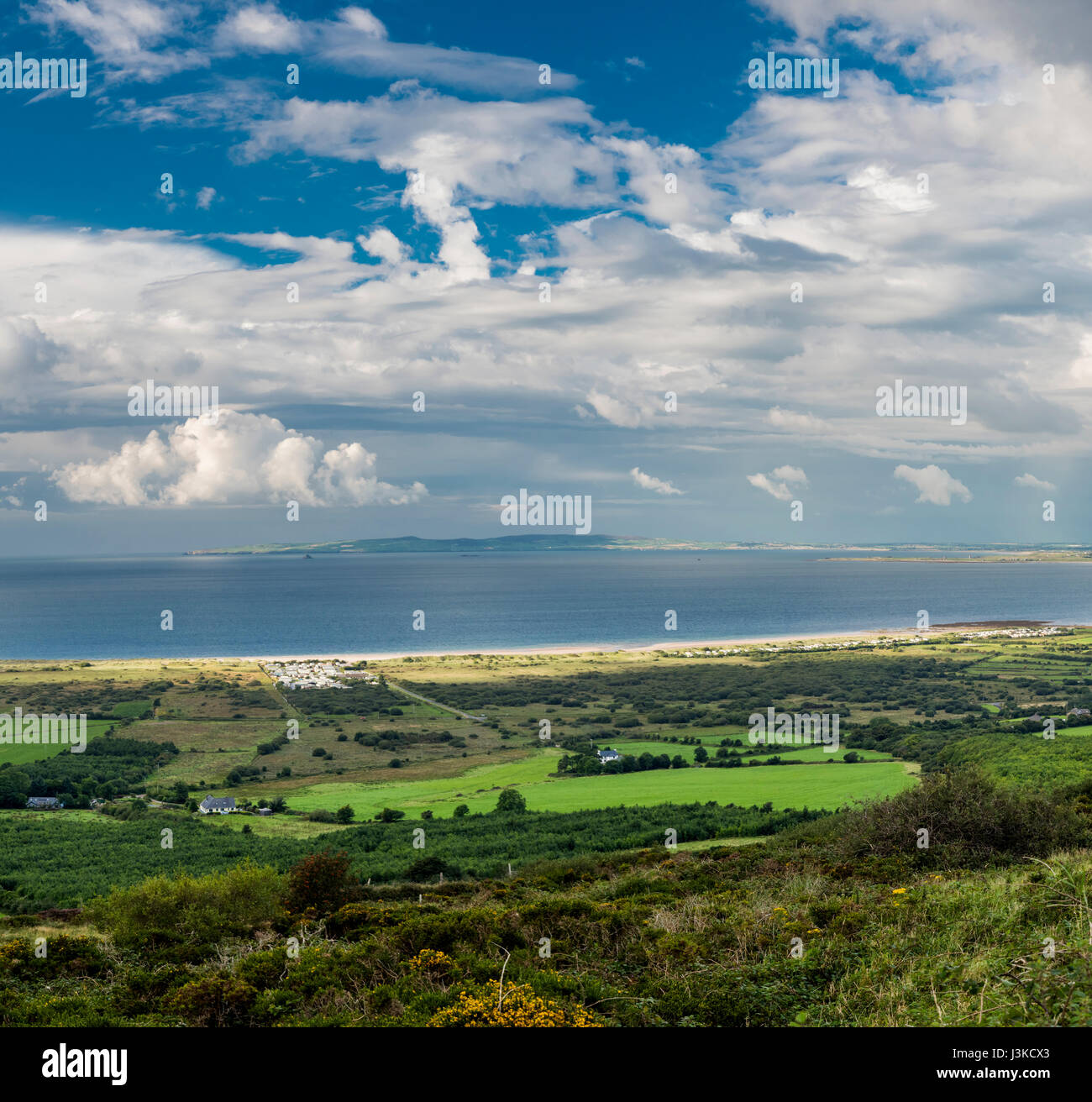 Vista dal nord su Tralee Bay da sopra il villaggio di Camp sulla penisola di Dingle, nella contea di Kerry, Irlanda, con spettacolari formazioni di nubi Foto Stock