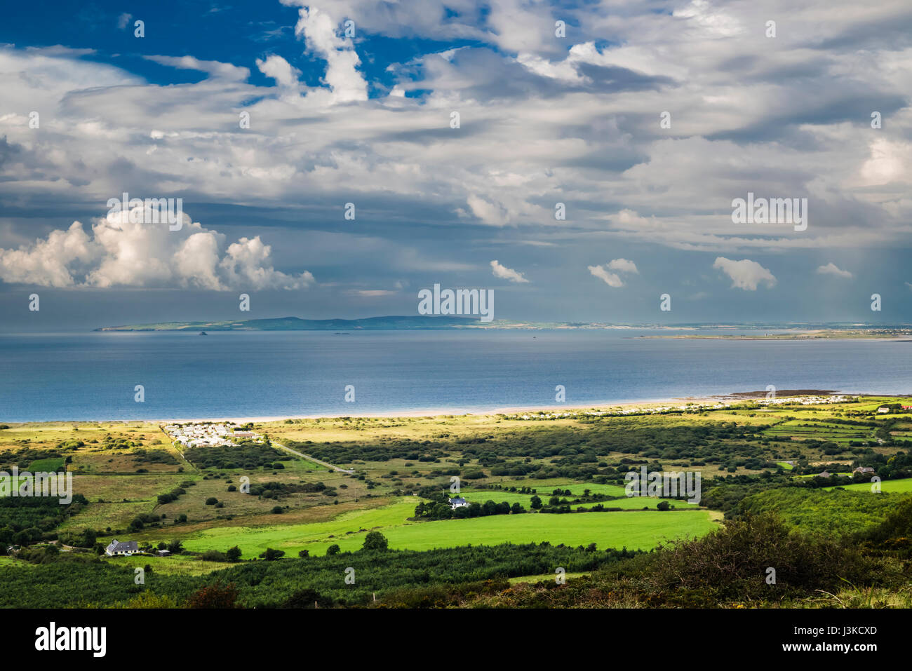 Vista dal nord su Tralee Bay da sopra il villaggio di Camp sulla penisola di Dingle, nella contea di Kerry, Irlanda, con spettacolari formazioni di nubi Foto Stock