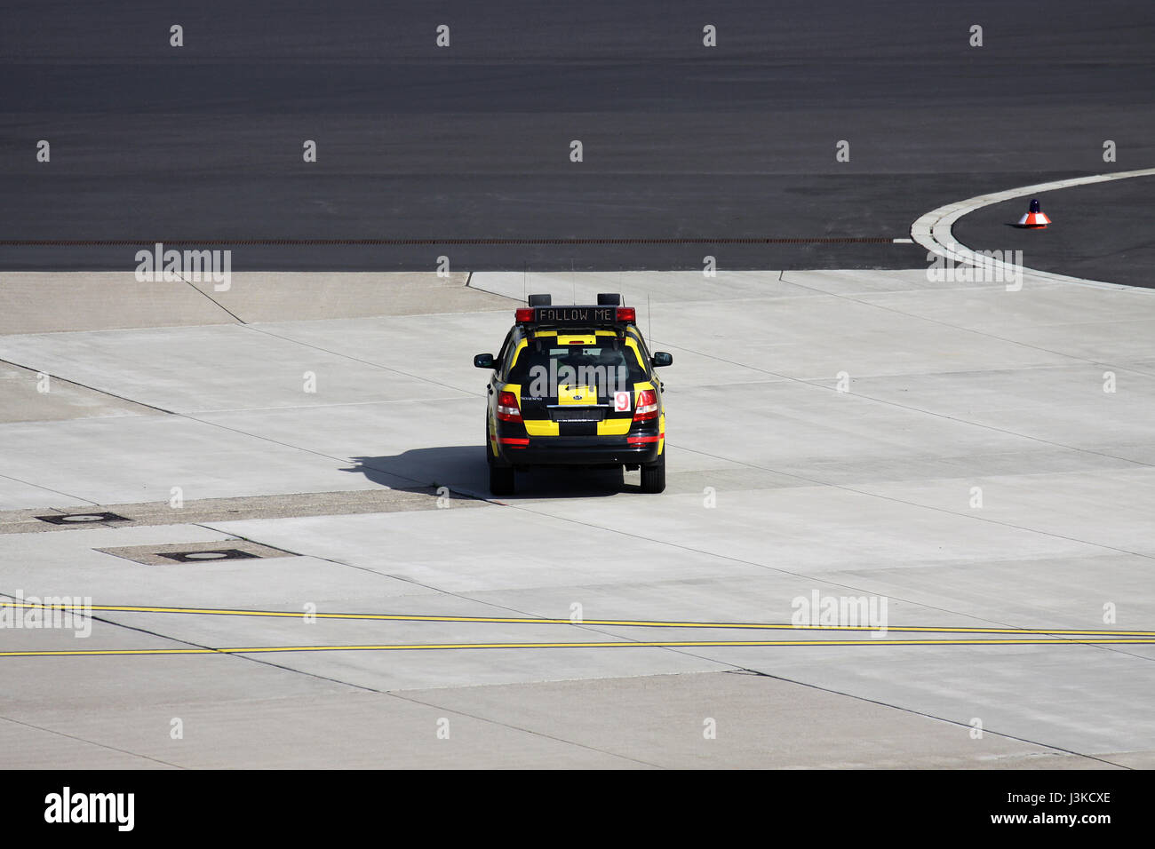 FOLLOW ME auto all aeroporto di Dusseldorf Foto Stock