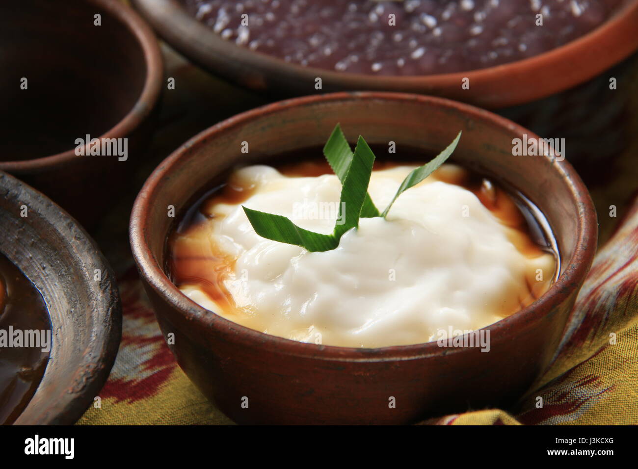 Tradizionale Giavanese Porridge dolce di farina di riso bianca e latte di cocco sulle stoviglie di terracotta Foto Stock