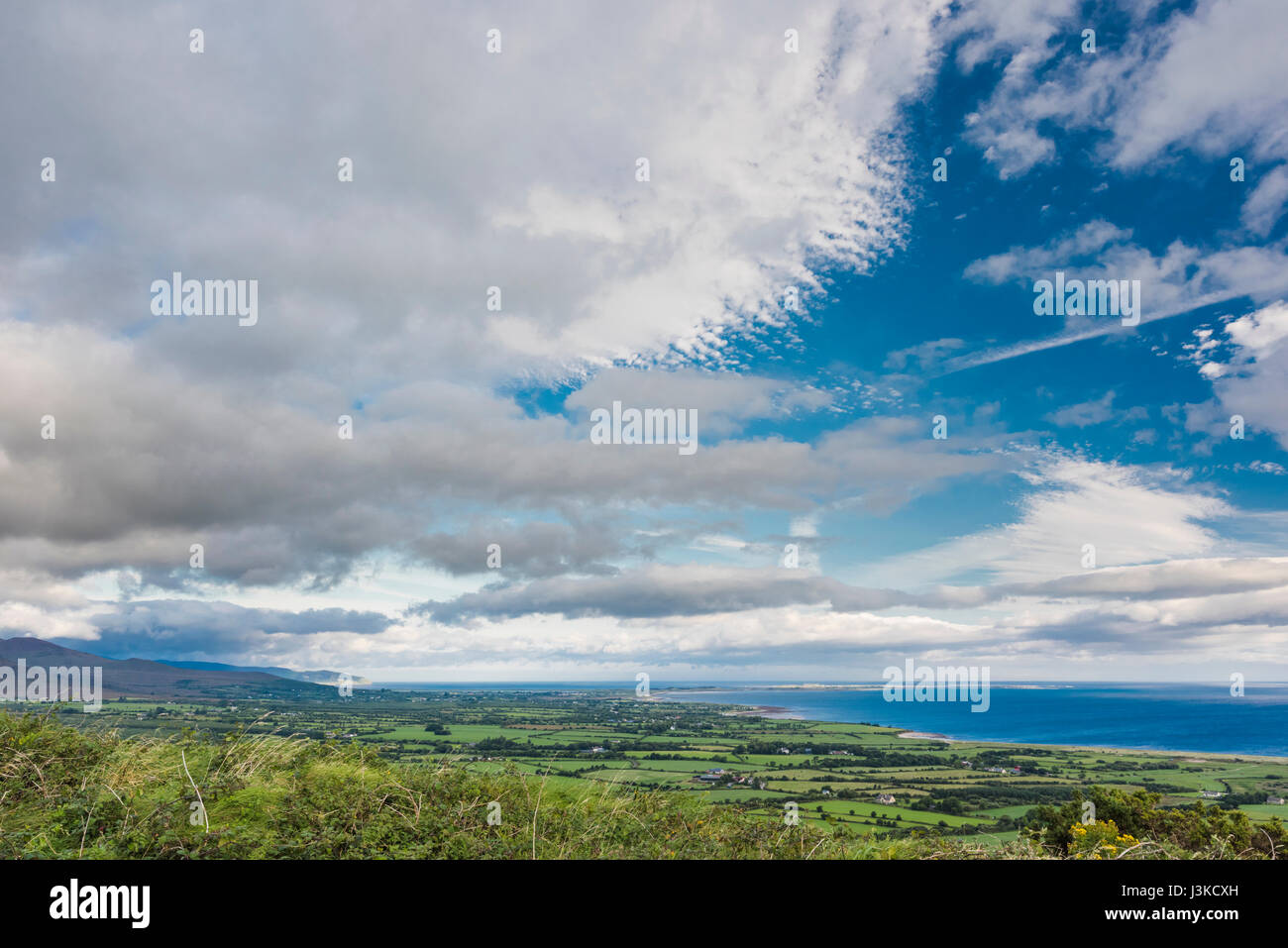 Vista dal nord su Tralee Bay da sopra il villaggio di Camp sulla penisola di Dingle, nella contea di Kerry, Irlanda, con spettacolari formazioni di nubi Foto Stock