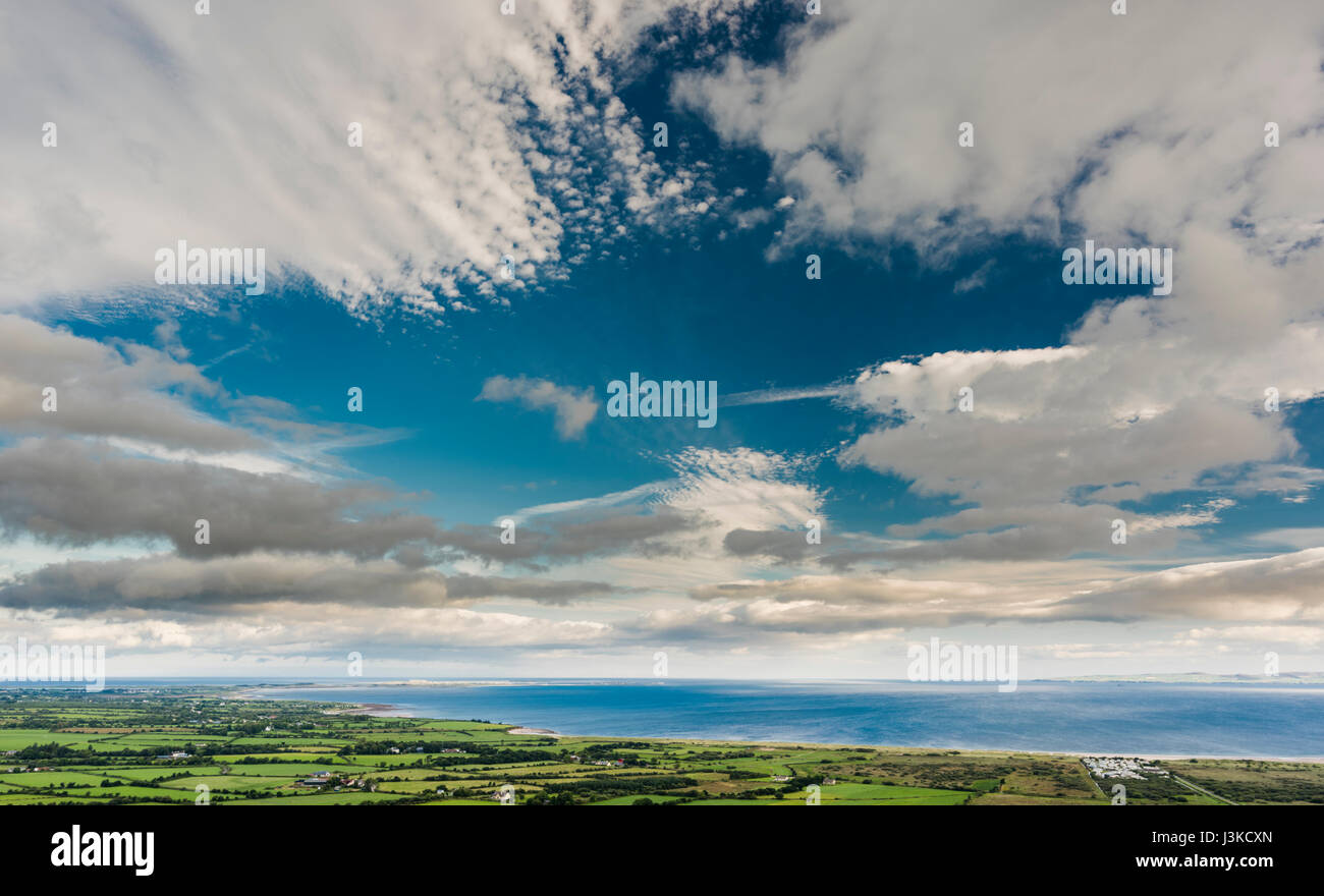Vista dal nord su Tralee Bay da sopra il villaggio di Camp sulla penisola di Dingle, nella contea di Kerry, Irlanda, con spettacolari formazioni di nubi Foto Stock