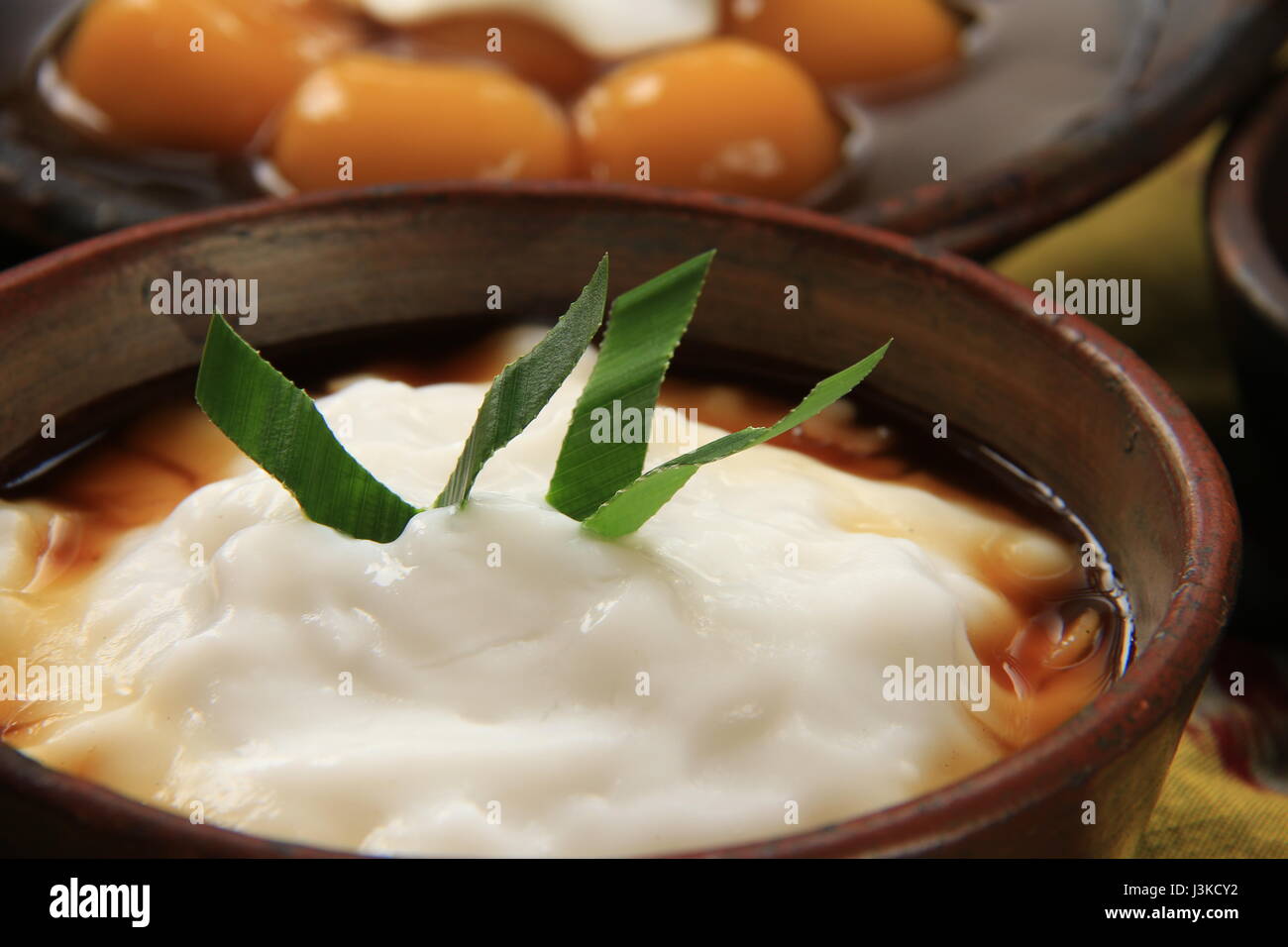 Tradizionale Giavanese Porridge dolce di farina di riso bianca e latte di cocco sulle stoviglie di terracotta Foto Stock