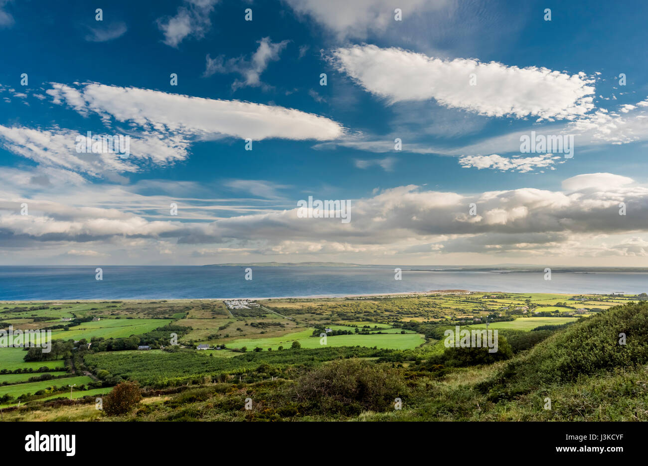 Vista dal nord su Tralee Bay da sopra il villaggio di Camp sulla penisola di Dingle, nella contea di Kerry, Irlanda, con spettacolari formazioni di nubi Foto Stock