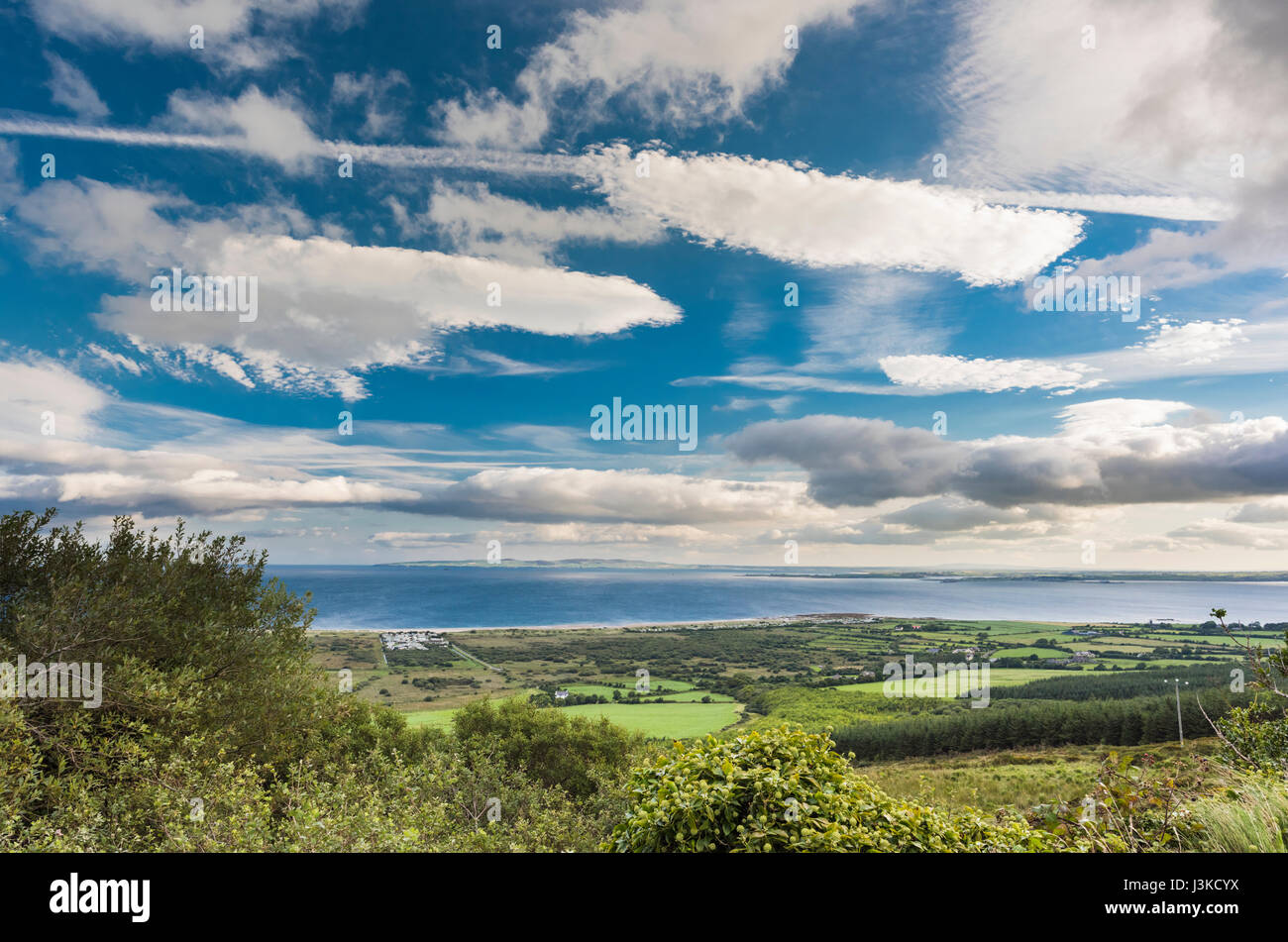 Vista dal nord su Tralee Bay da sopra il villaggio di Camp sulla penisola di Dingle, nella contea di Kerry, Irlanda, con spettacolari formazioni di nubi Foto Stock