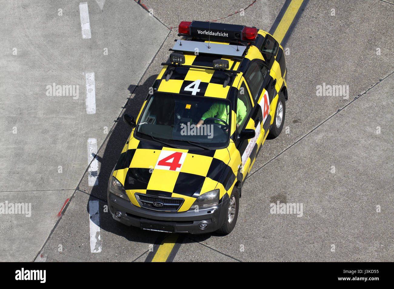 FOLLOW ME auto all aeroporto di Dusseldorf Foto Stock