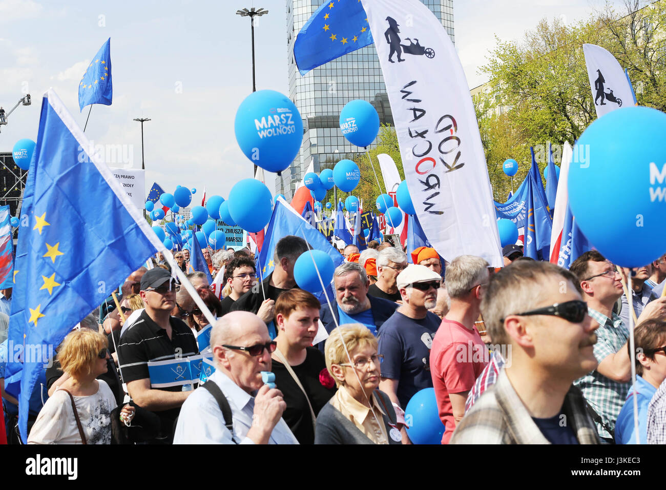 Varsavia, Polonia. 06 Maggio, 2017. Una folla stimata a centinaia di migliaia hanno dimostrato nel corso di una protesta organizzata dal partito di opposizione, la Piattaforma Civica party (PO), a Varsavia in Polonia il 6 maggio 2017, un giorno celebrato come Giornata dell'Europa. La protesta si è svolta in materia di difesa dell' Unione europea e i valori europei. La protesta di slogan e hashtag era; #MarszWolno?ci, la libertà marzo. Credito: PACIFIC PRESS/Alamy Live News Foto Stock