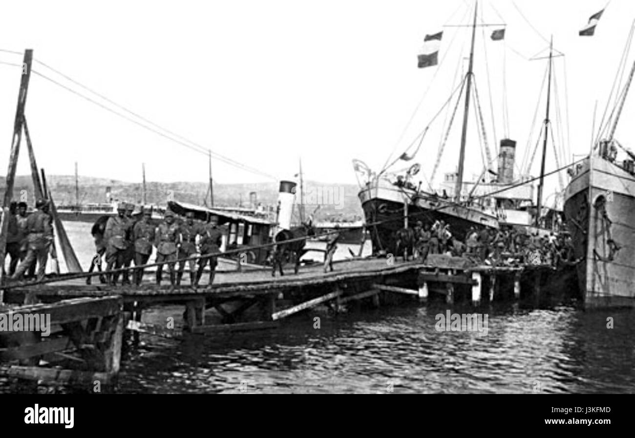 Truppe greche presso il porto di Smirne Foto Stock