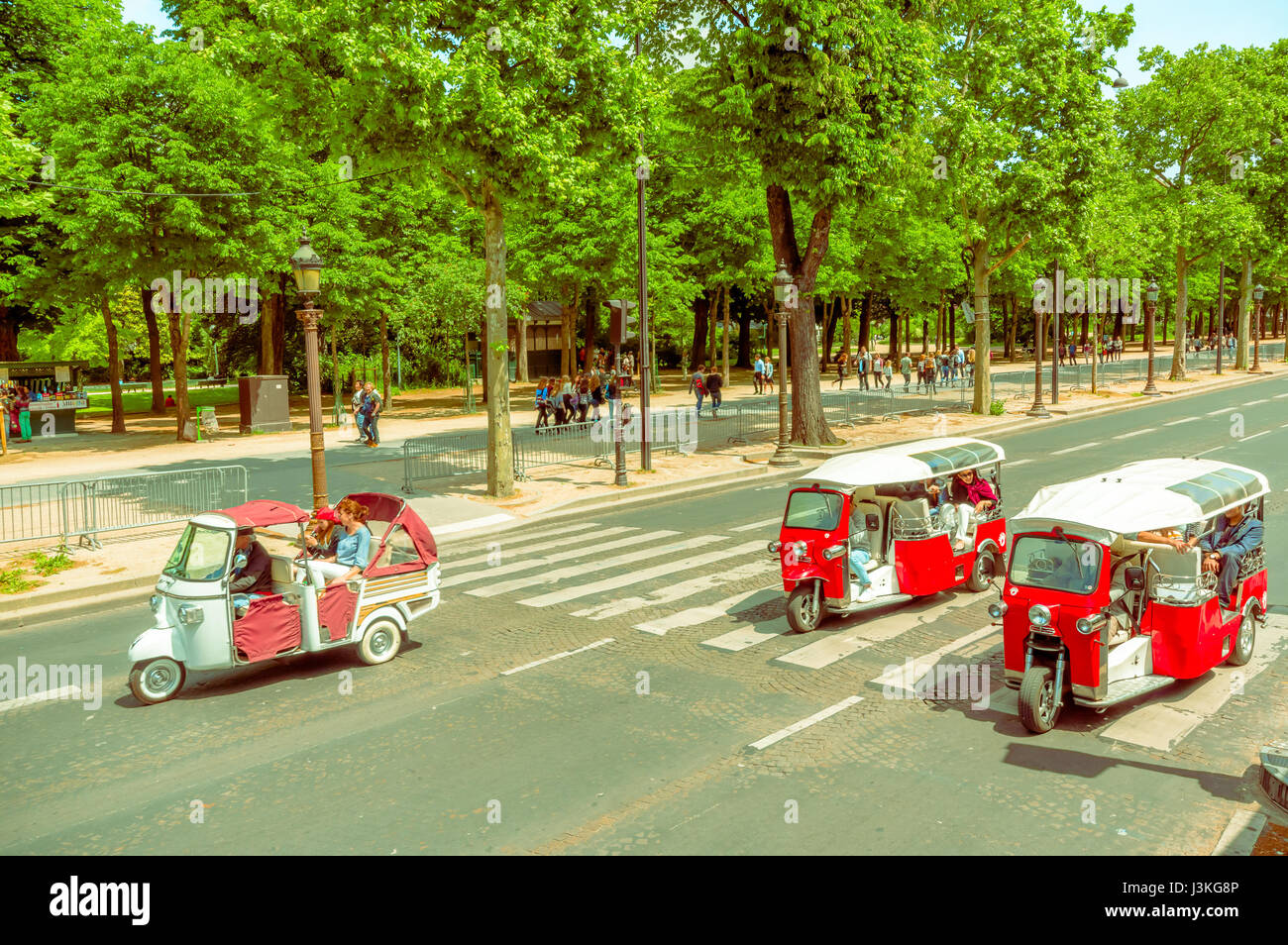 Parigi, Francia, giugno 1, 2015: Tuktuks nel traffico con i turisti godendo di tour della città. Foto Stock