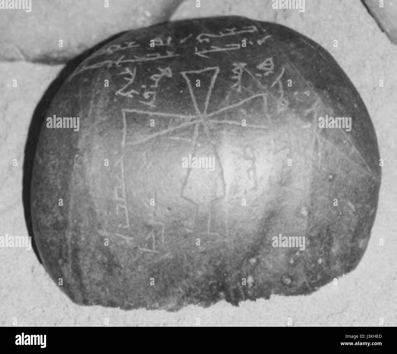 La lapide proveniente dal Kirgistan (Kirghizistan) rappresenta un marcatore di sepoltura della regione, che fornisce informazioni sulle pratiche culturali o storiche relative alla morte e alla memoria in quest'area. Foto Stock