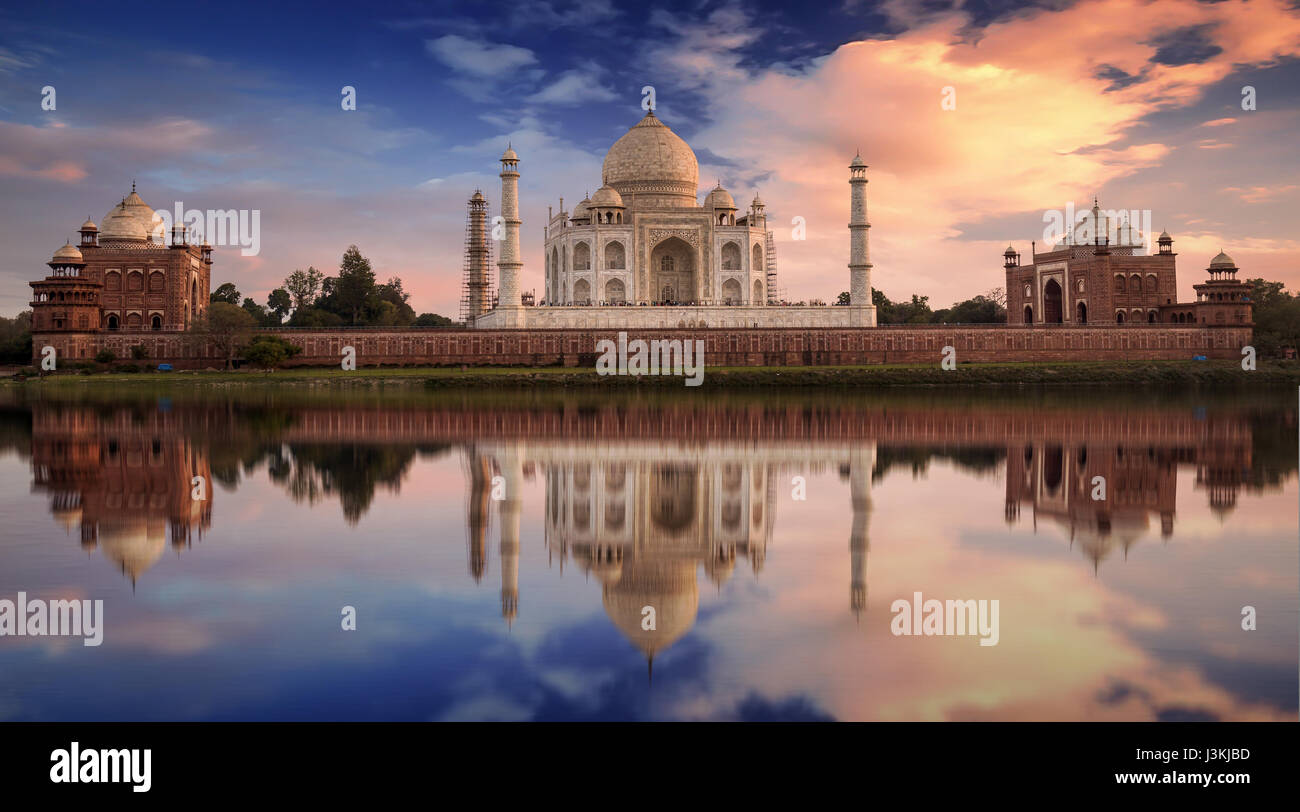 Taj Mahal vista al tramonto dalle rive del fiume Yamuna. Taj Mahal è un marmo bianco mausoleo designato come sito del patrimonio mondiale dell'UNESCO Foto Stock