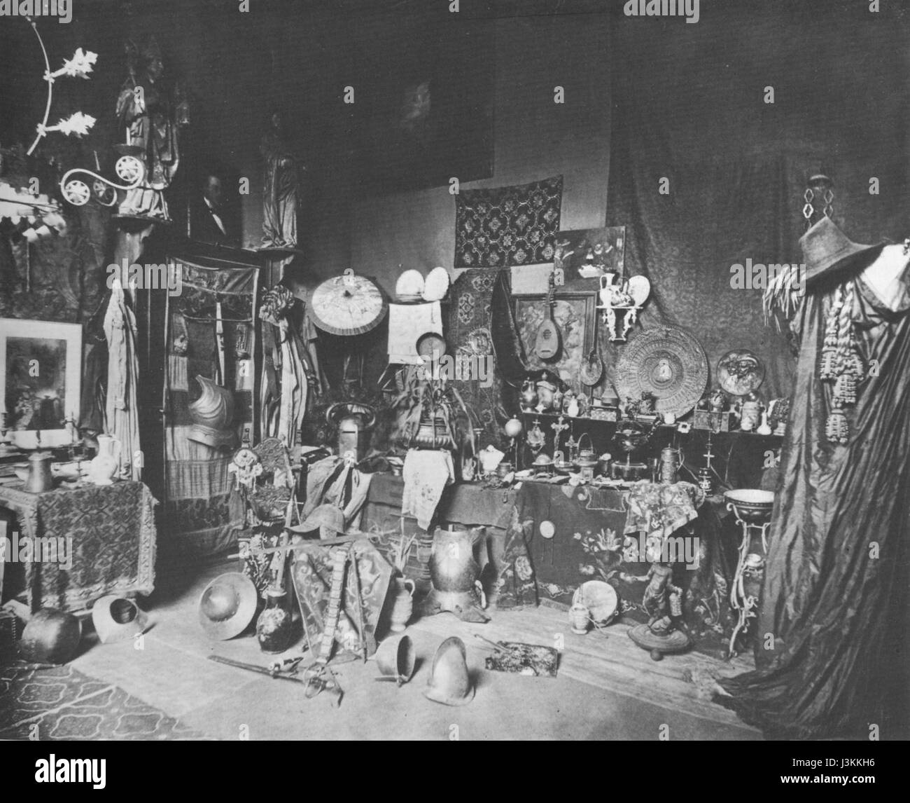 Uno studio artistico a Monaco, probabilmente associato a un pittore o a un movimento artistico, che mostra opere legate all'eredità creativa di Hellqvist. Foto Stock