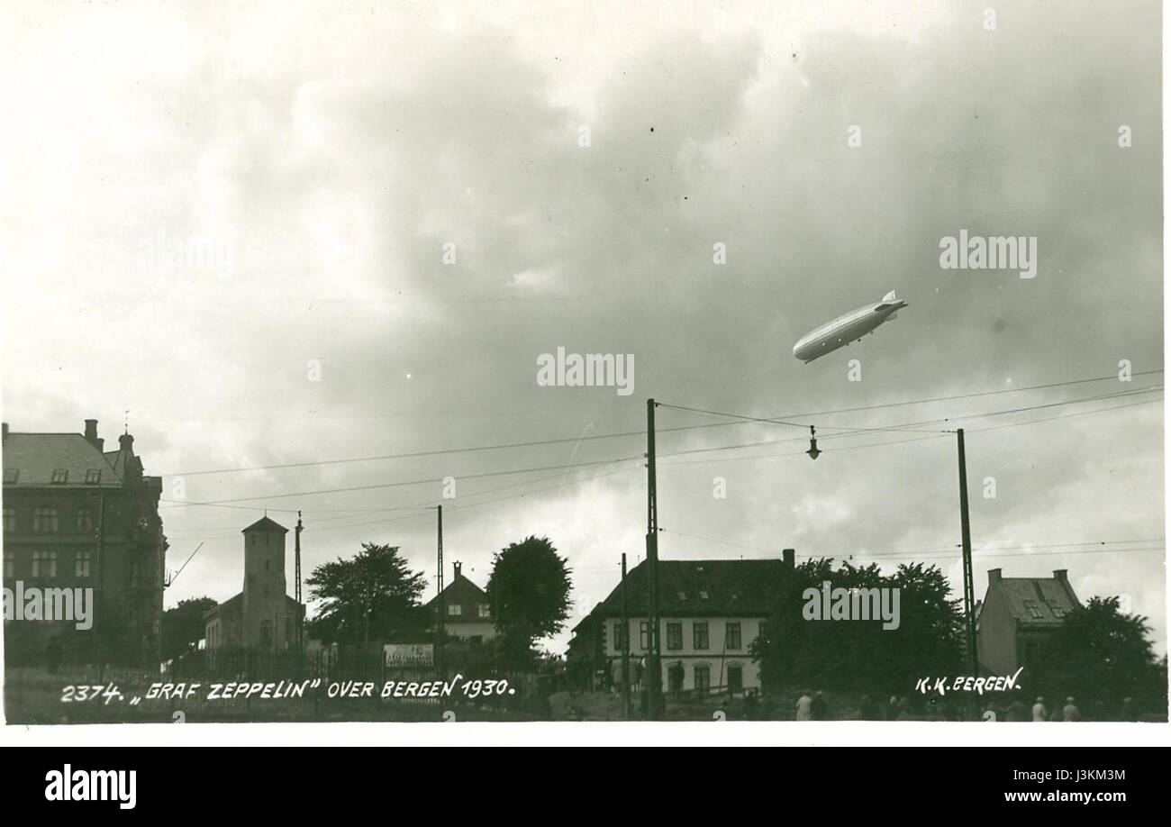 Il dirigibile Graf Zeppelin sorvolò Bergen, Norvegia, durante i suoi voli pionieristici, segnando un momento storico nella storia dell'aviazione. Foto Stock