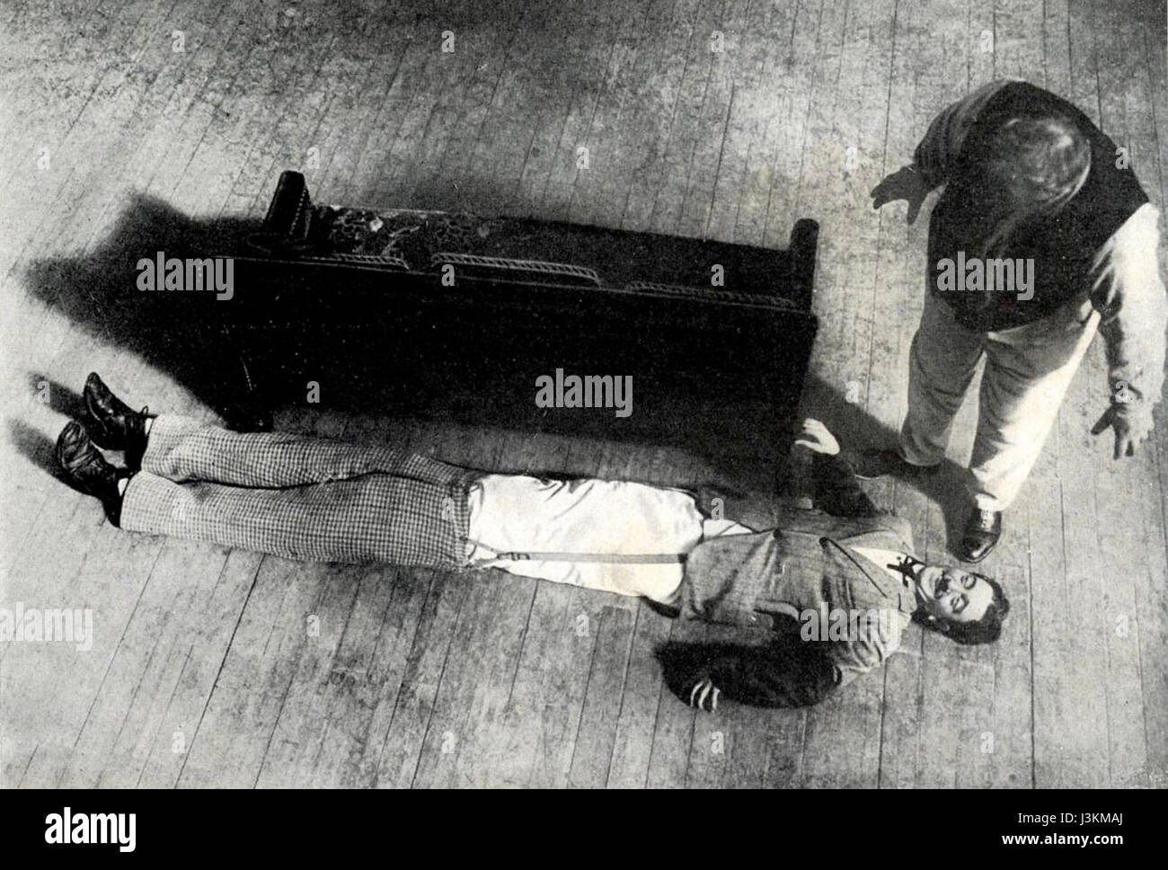 Gustave est medium è una frase francese che si traduce in "Gustave è il mezzo", probabilmente riferendosi a un'opera o a un artista di nome Gustave. Un ulteriore contesto su questa frase contribuirebbe a determinare l'oggetto del riferimento. Foto Stock