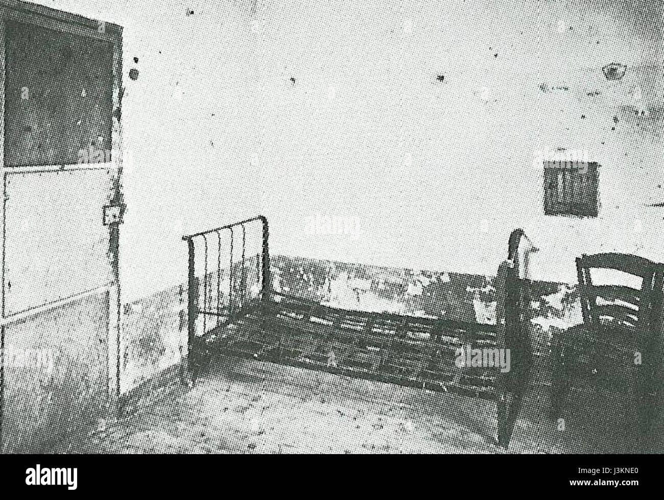 "Saint Paul de Mausole" di Vincent van Gogh è un dipinto che raffigura la vista dalla sua camera di manicomio a Saint-Paul-de-Mausole. L'opera mostra lo stato emotivo dell'artista e la sua connessione con l'ambiente circostante. Foto Stock