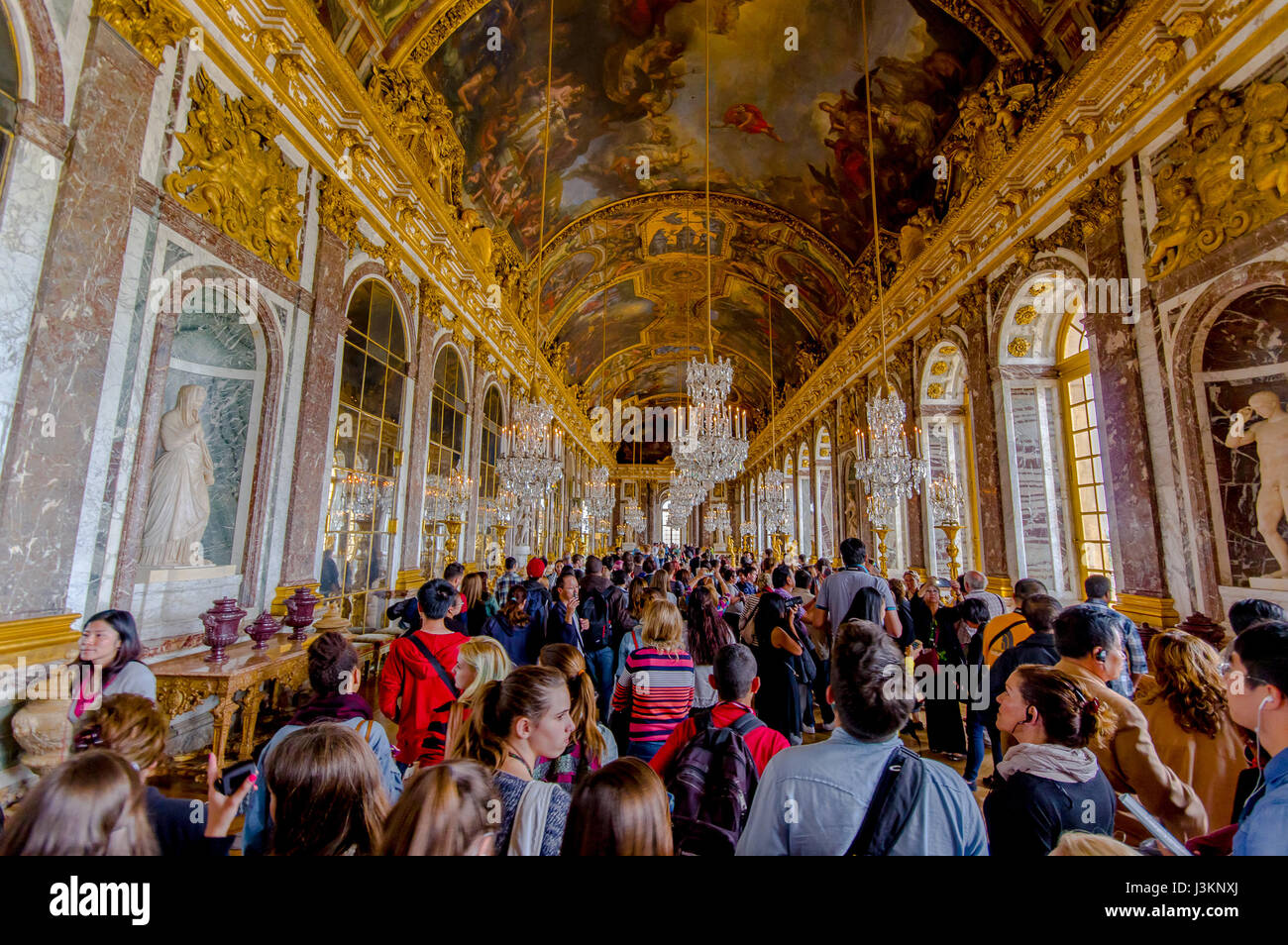 Parigi, Francia, giugno 1, 2015: all'interno della Reggia di Versailles, imponente e bellissima Sala degli Specchi. Foto Stock