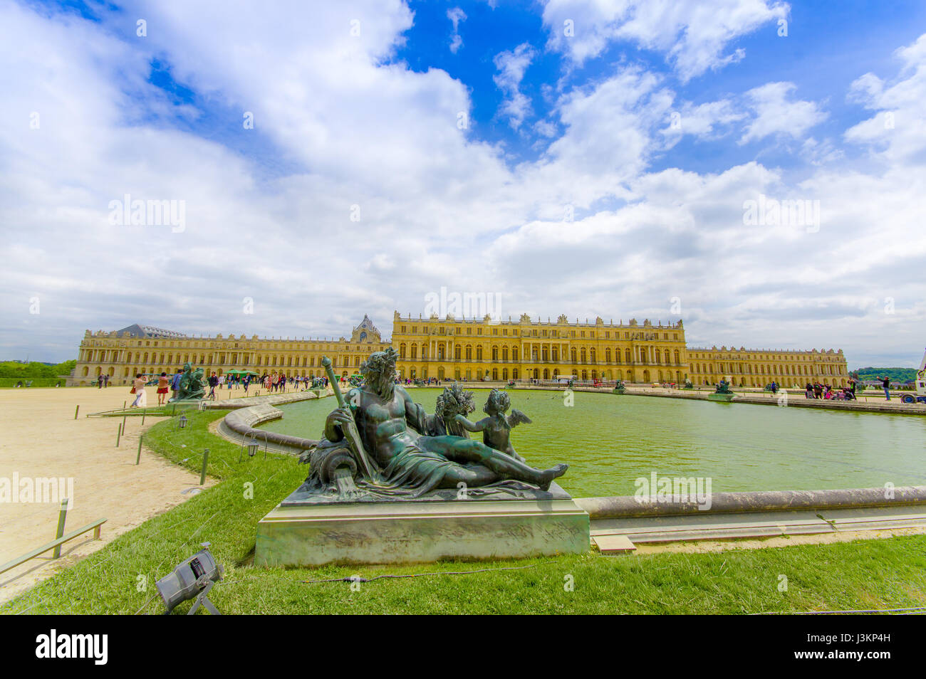 Parigi, Francia, giugno 1, 2015: straordinarie e spectcacular fontane ad acqua che si trova intorno al palazzo di Versailles. Foto Stock