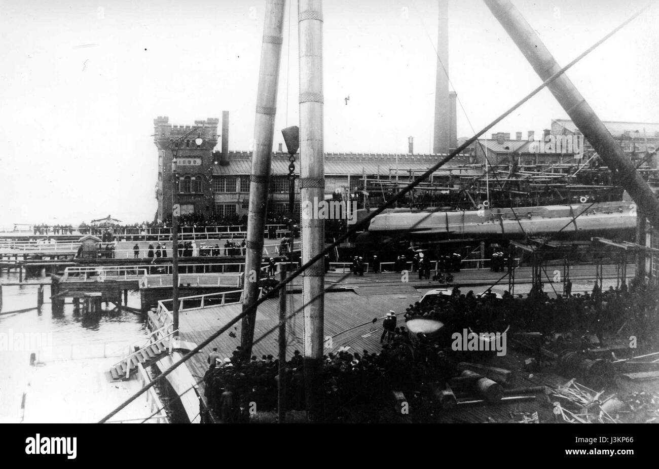 Questa immagine presenta una rappresentazione di Gepard & Bars, probabilmente un'entità commerciale o culturale a San Pietroburgo, in Russia, nel 1915. Riflette la cultura e il commercio russi dell'inizio del XX secolo. Foto Stock Questa immagine presenta una rappresentazione di Gepard & Bars, probabilmente un'entità commerciale o culturale a San Pietroburgo, in Russia, nel 1915. Riflette la cultura e il commercio russi dell'inizio del XX secolo. Foto Stock