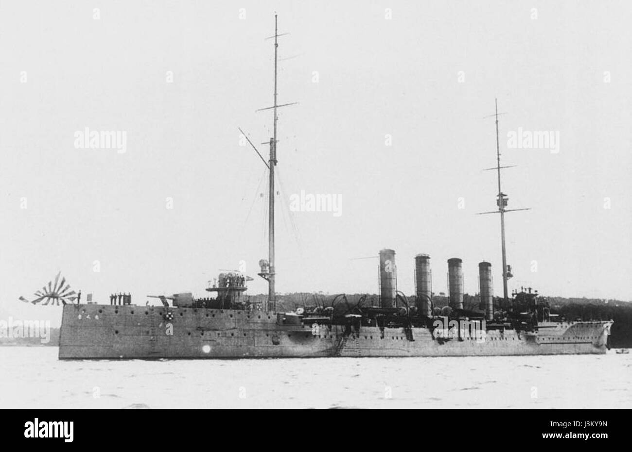 L'IJN Chikuma era un incrociatore giapponese entrato in servizio nel 1912. Questa immagine cattura la nave durante il suo periodo di messa in servizio, segnando un momento significativo nella storia navale del Giappone. Foto Stock
