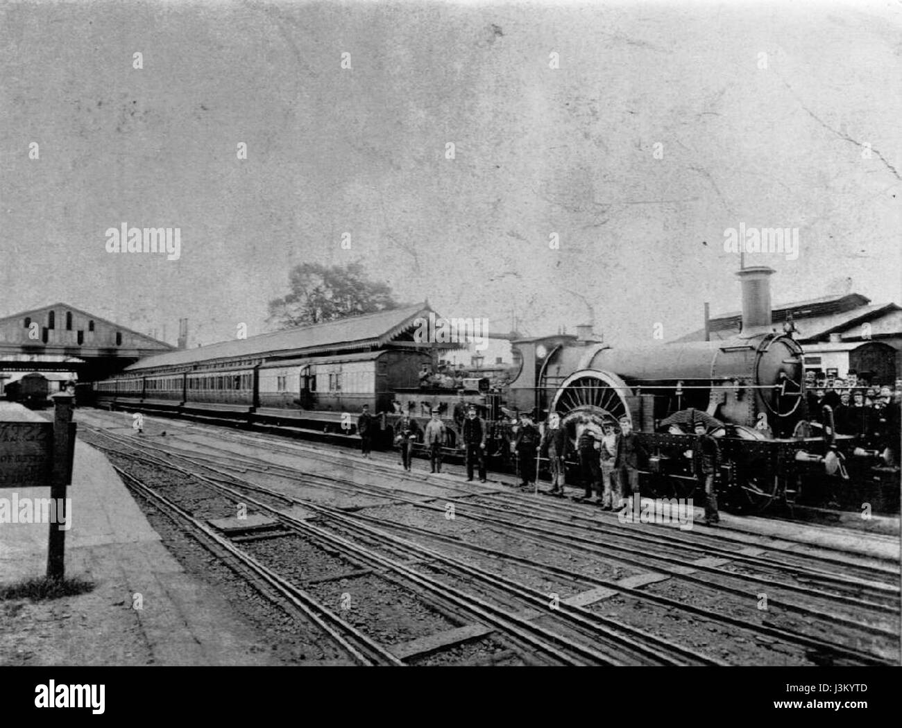 La locomotiva a vapore "Dragon" della Great Western Railway (GWR) a Taunton nel 1892. La GWR era una grande compagnia ferroviaria britannica, e la locomotiva "Dragon" era nota per il suo design e la potenza durante la fine del XIX secolo. Foto Stock