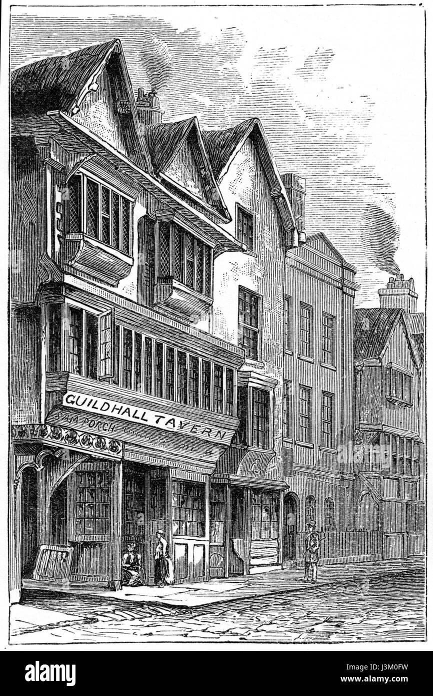 Questa immagine raffigura la Guildhall Tavern, situata in Broad Street a Bristol. La taverna fa parte del quartiere storico della città e mostra la tradizionale architettura britannica e il significato culturale delle taverne nella vita sociale. Foto Stock